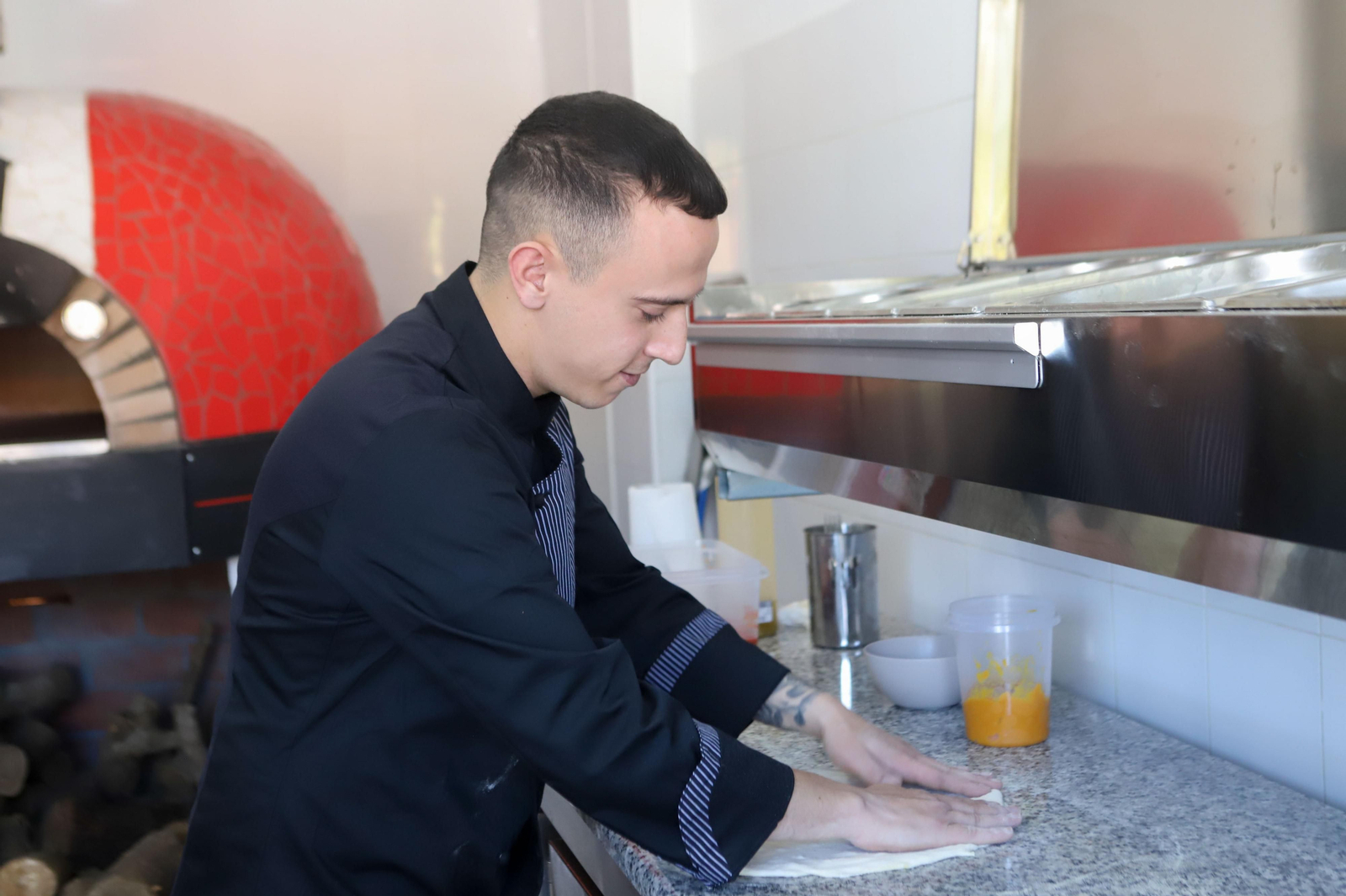 Elaboración de pizzas al autentico estilo italiano en Pizzeria Napoli, en imágenes