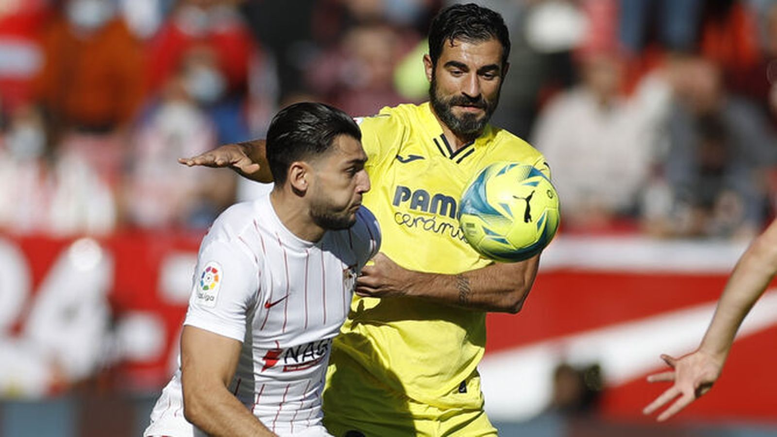 Rafa Mir pugna por un balón ante Raúl Albiol en la cita entre ambos clubes en el Sánchez-Pizjuán de la temporada pasada