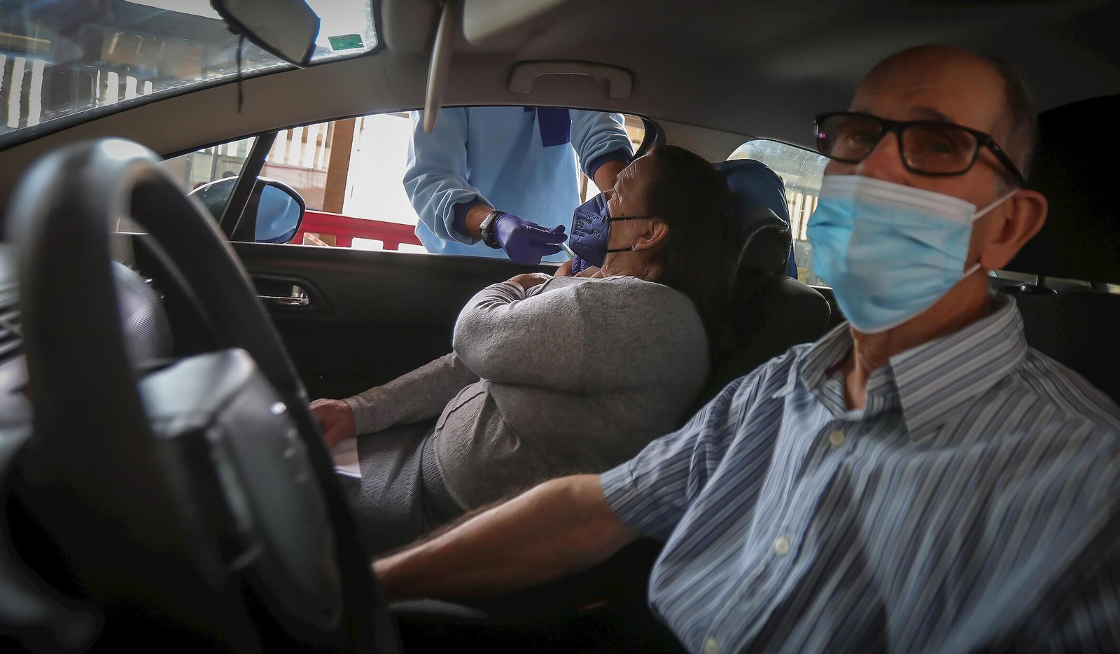 Una sanitaria vacuna a una mujer, en Ifeca.