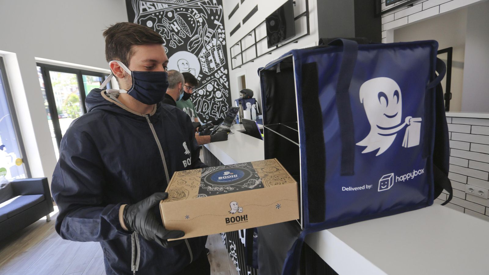 Los repartidores de comida a domicilio sí que son unos héroes.