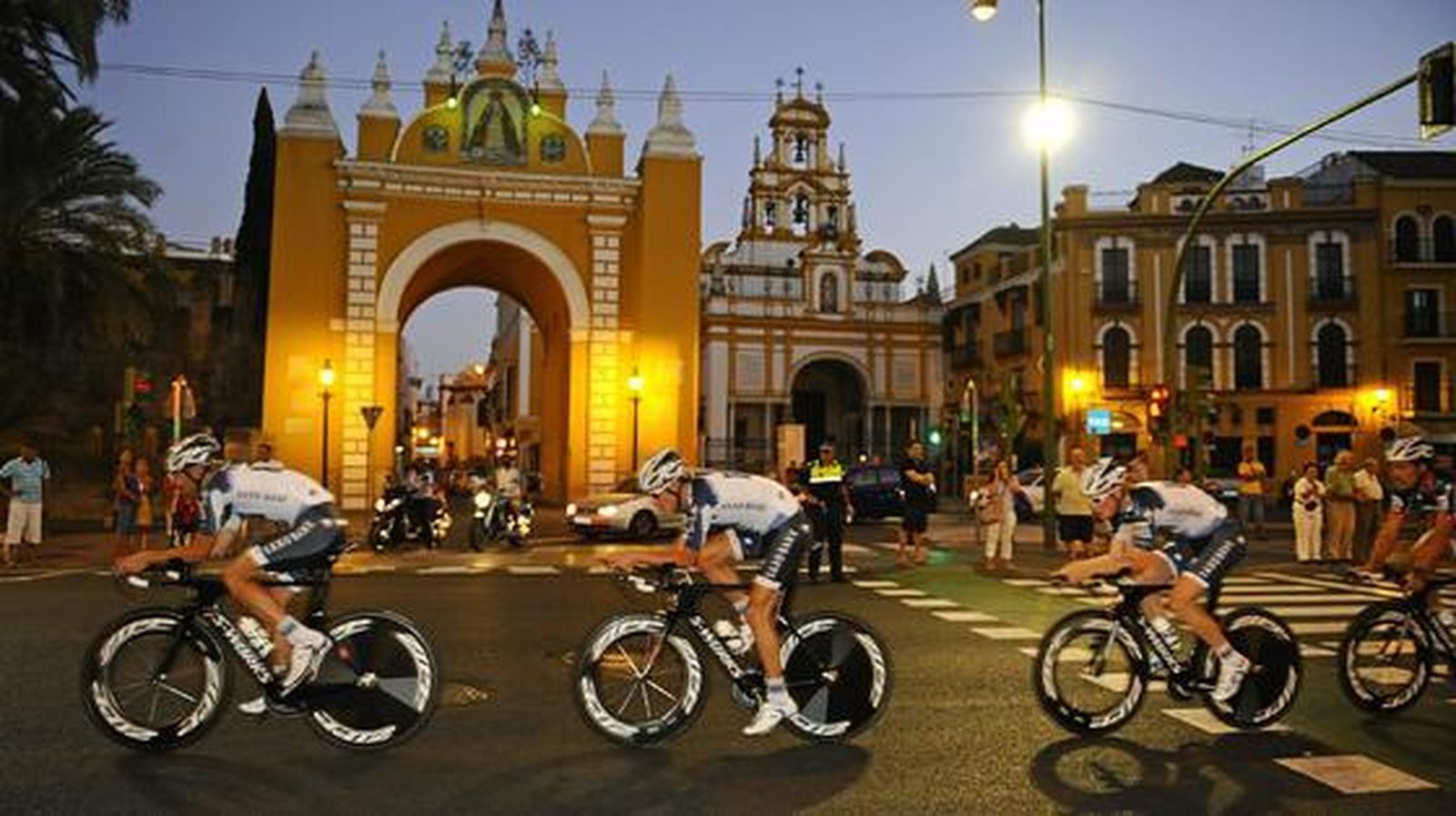 Uno de los momentos de la prueba contrarreloj a su paso por el barrio de la Macarena en la Vuelta a España 2010