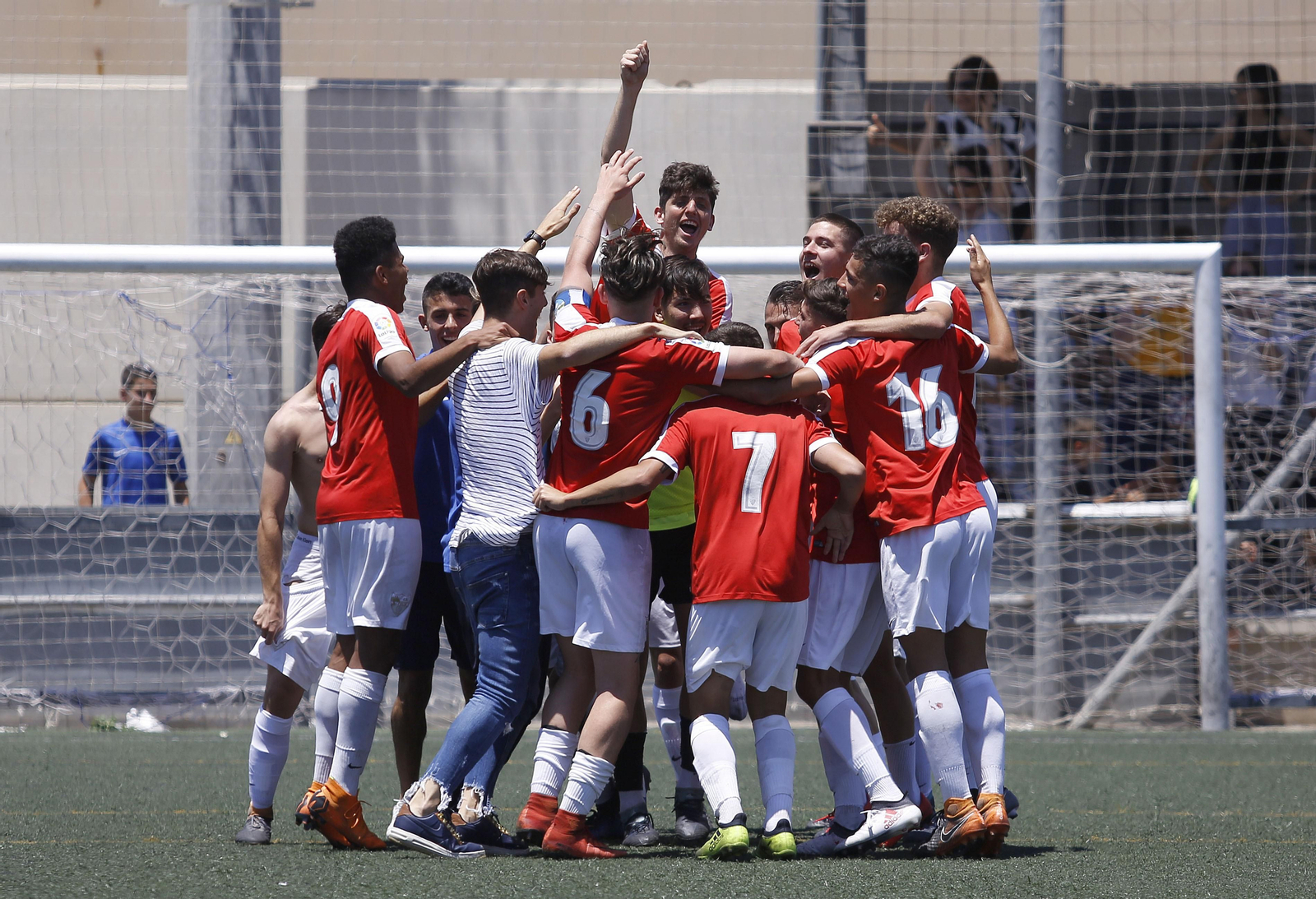 Los jugadores del San Félix, eufóricos tras derrotar a la Real Sociedad por 5-4 en el Pedro Berruezo.