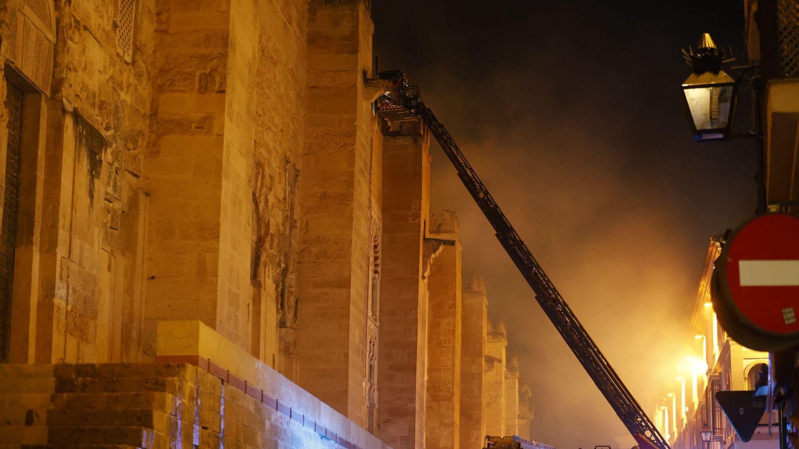 Los bomberos trabajan en la extinción del incendio declarado en la Mezquita Catedral de Córdoba.