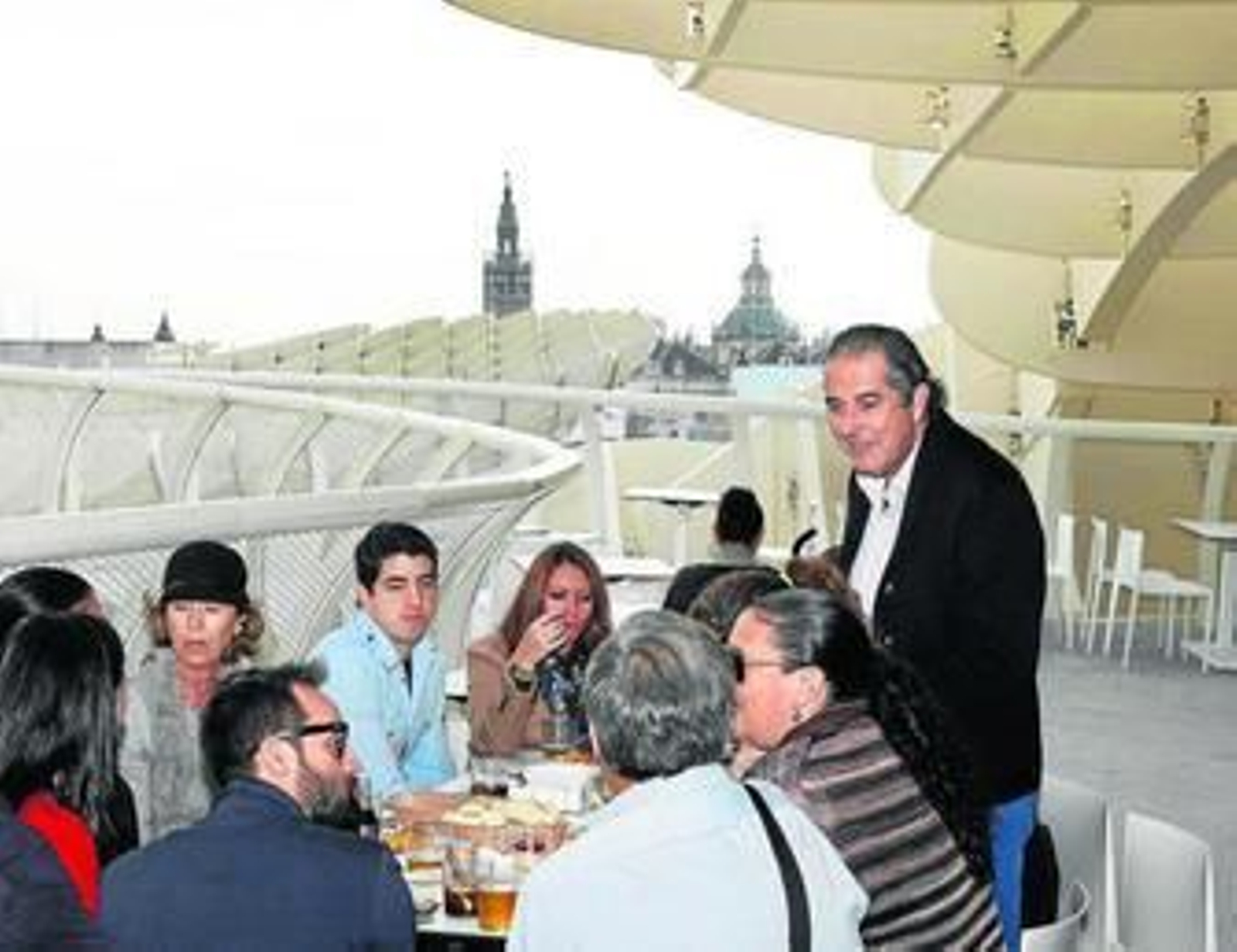 Los primeros visitantes de la nueva barra Gastrosol en el mirador en el Metropol Parasol.