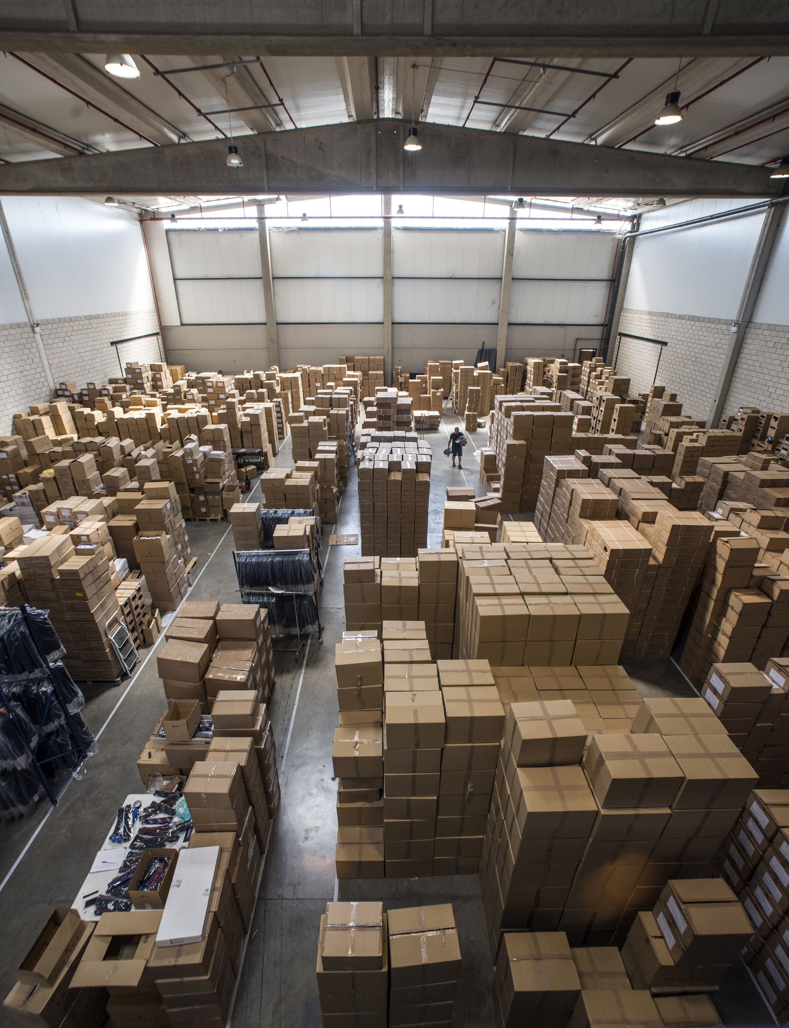 Almacenaje en una de las naves de la ZAL.