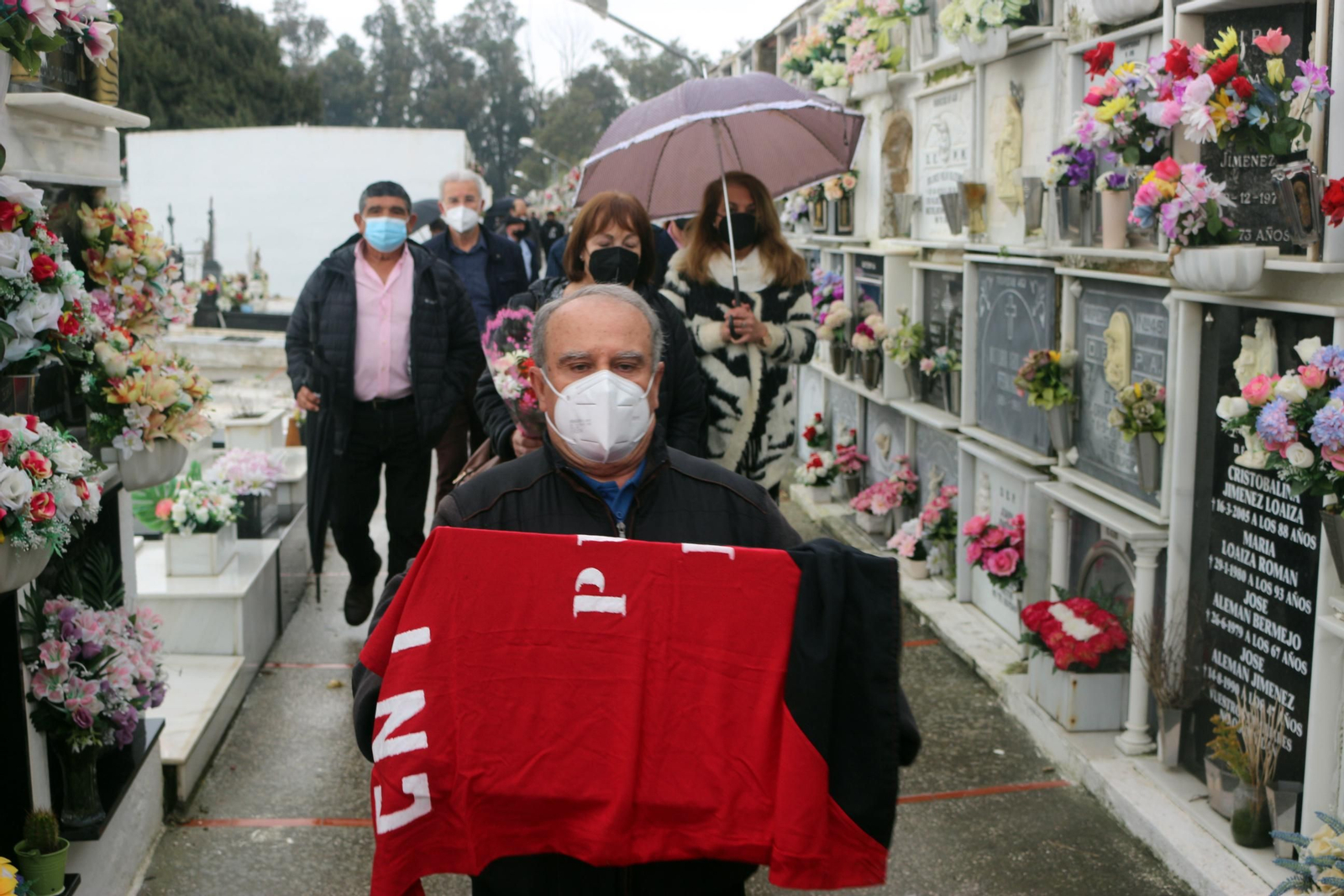 Paco Aragón, presidente de la Asociación de Memoria Histórica, traslada los restos de Pedro Cumplido
