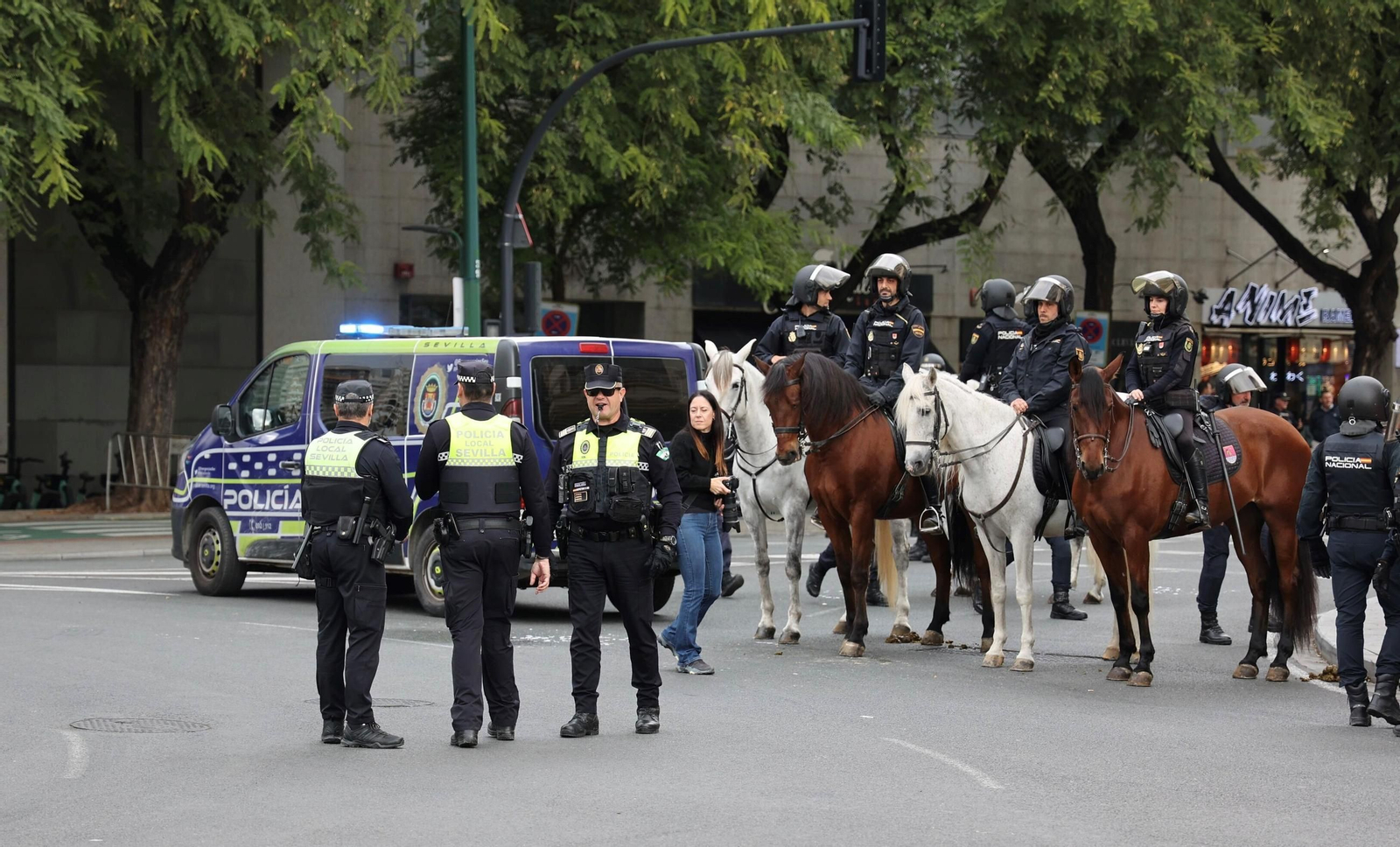 Policías locales en el dispositivo del derbi Sevilla-Betis.