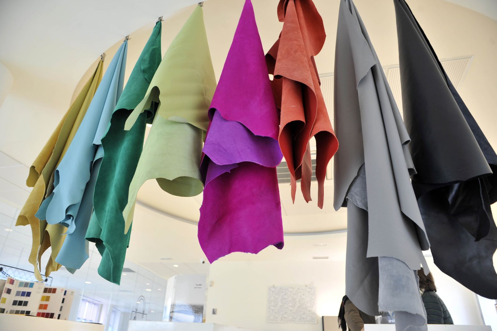 Un muestrario de pieles en el centro Movex, en Ubrique