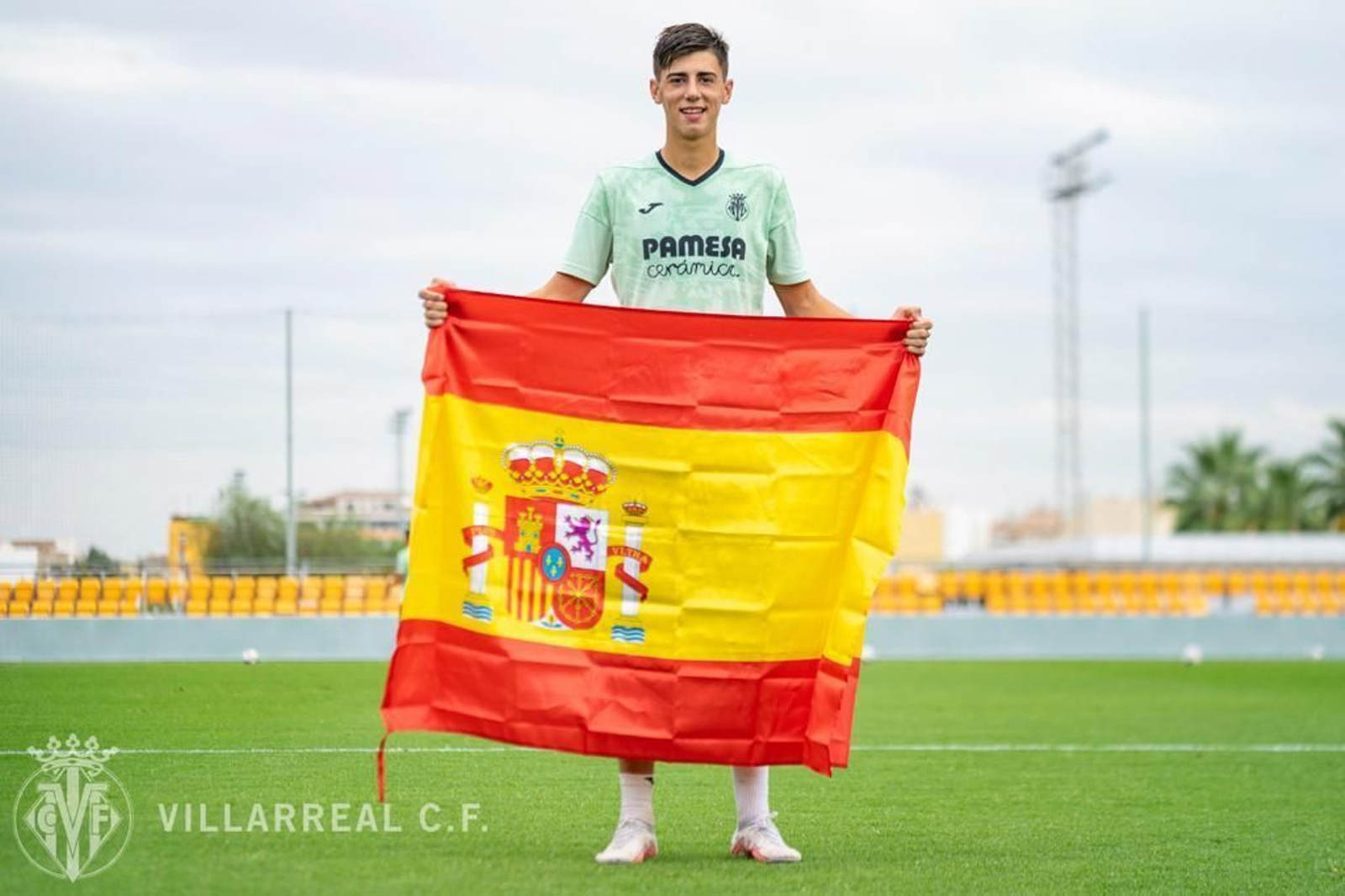 Dani Requena posa con la bandera de España.