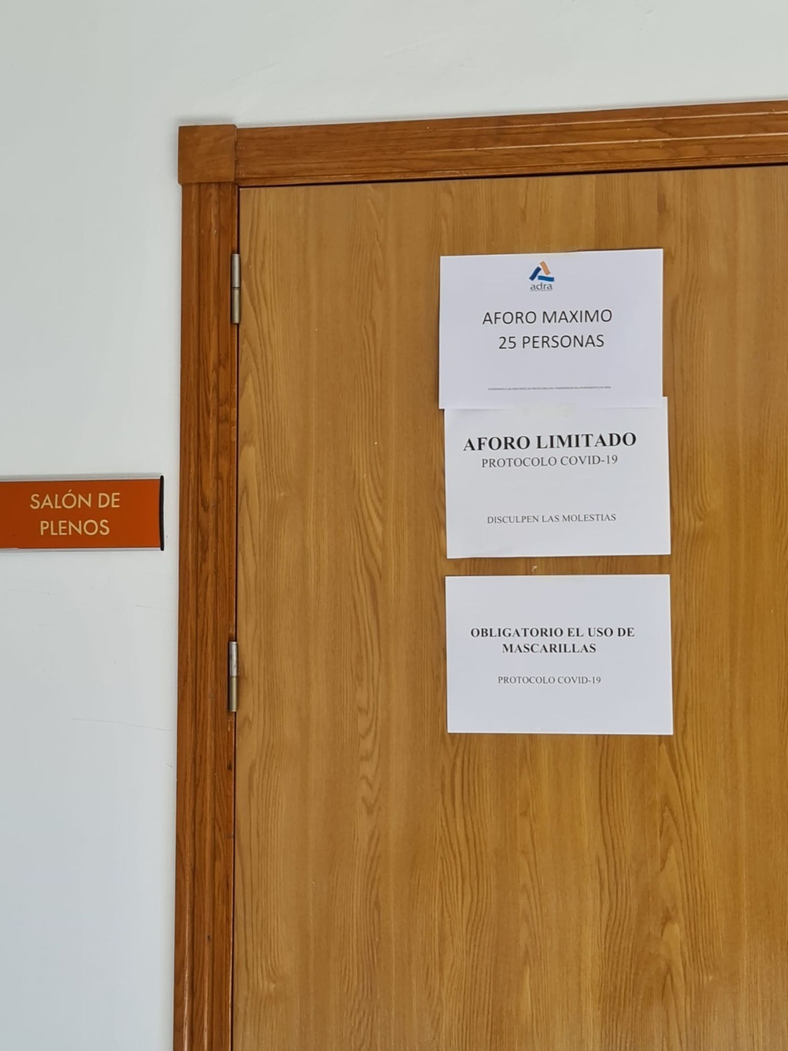 Entrada al Salón de Plenos del consistorio.