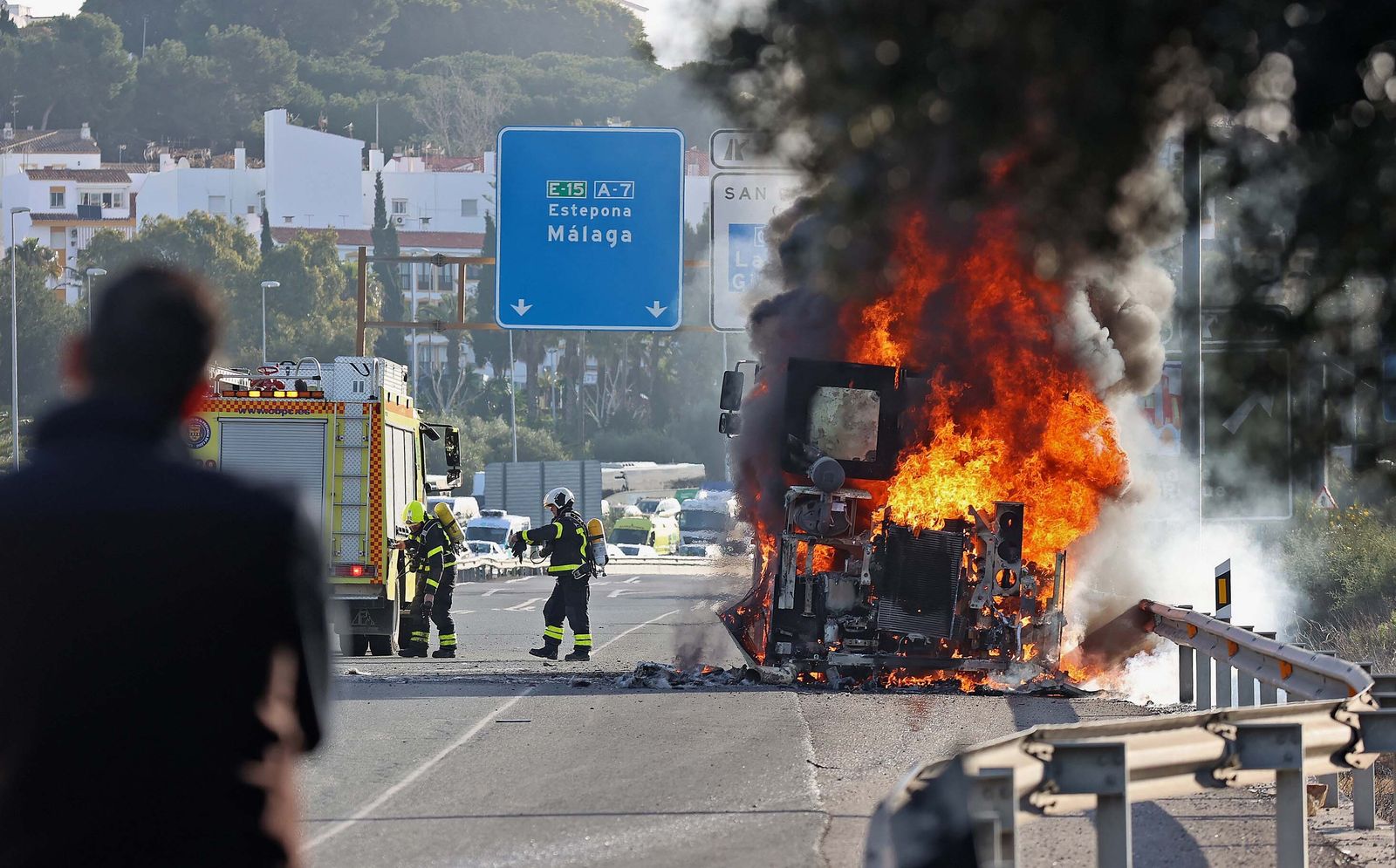 Imágenes del incendio de la grúa que colapsa de nuevo la A7