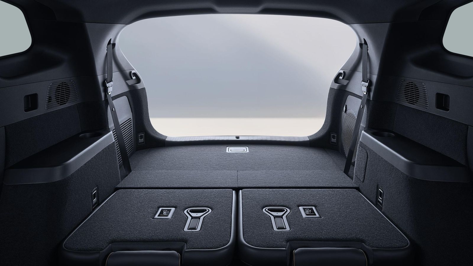 Este maletero ofrece desde 235 litros con todas las plazas habilitadas hasta 1.655 litros cuando se pliegan la segunda y tercera fila.