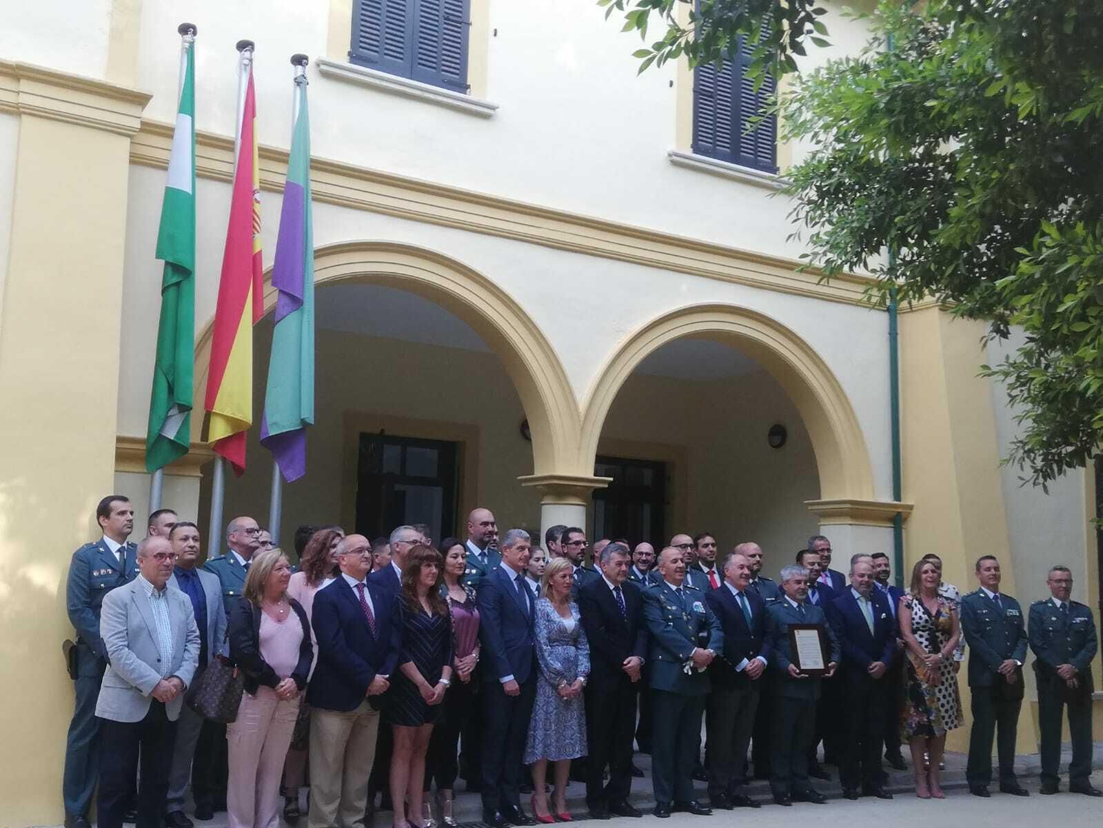 Los asistentes al acto posan en la puerta de la Mancomunidad de Municipios.