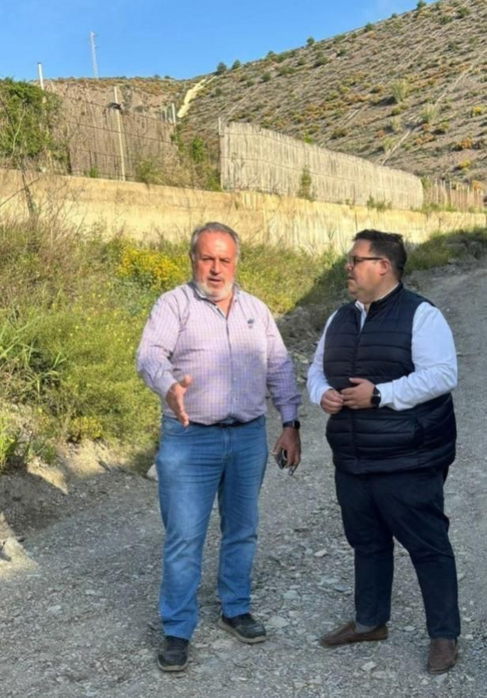 El alcalde de Polopos, Matías González, y el presidente de la Mancomunidad, Rafael Caballero