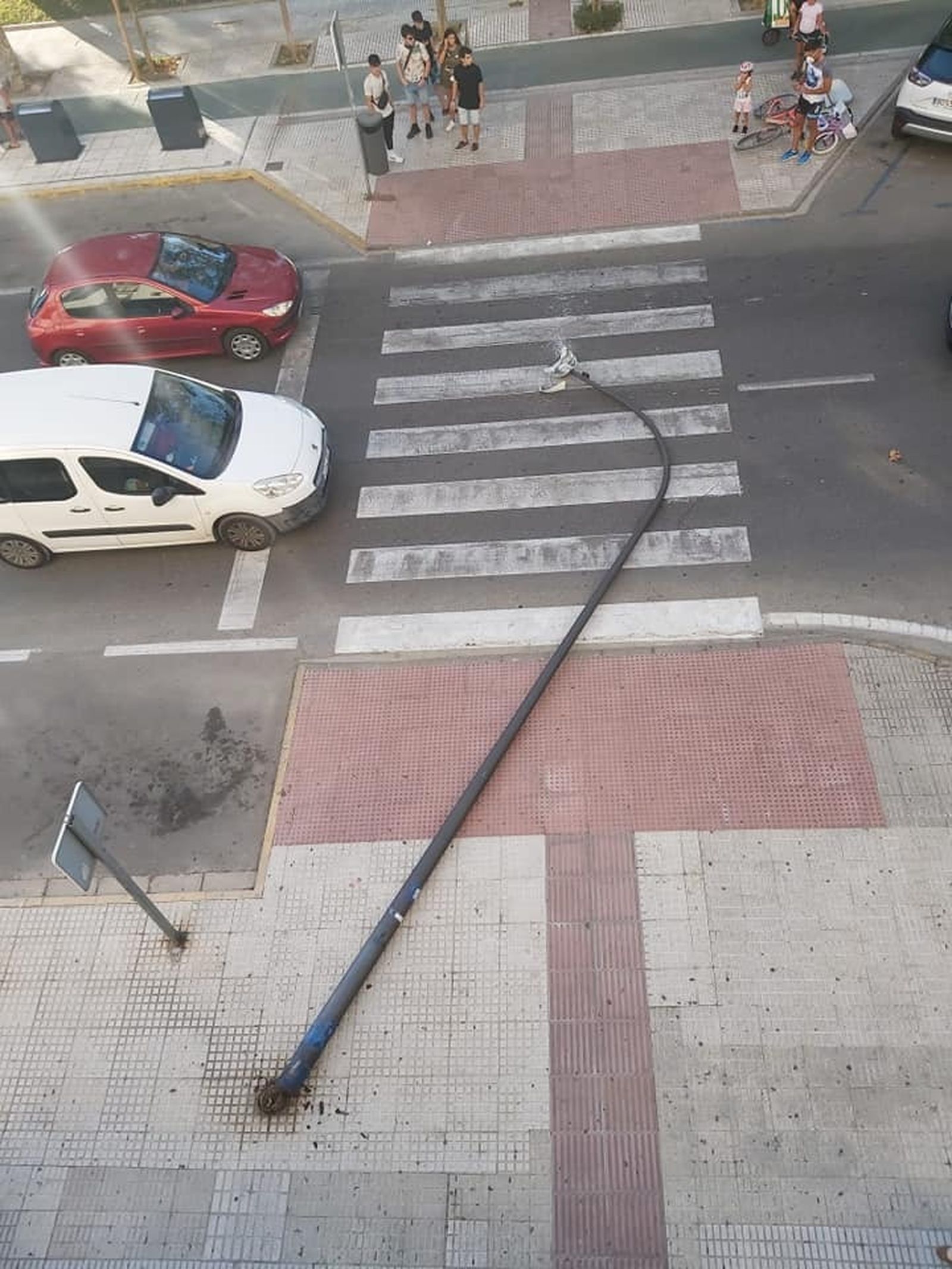 Caída de la farola en la calle Arenal, en el Parque.