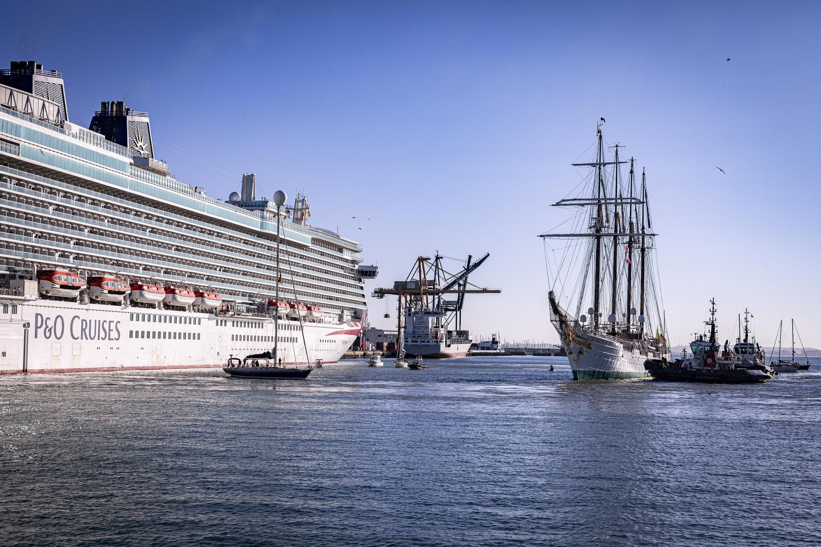 Las imágenes de la llegada del buque 'Juan Sebastián de Elcano' a Cádiz