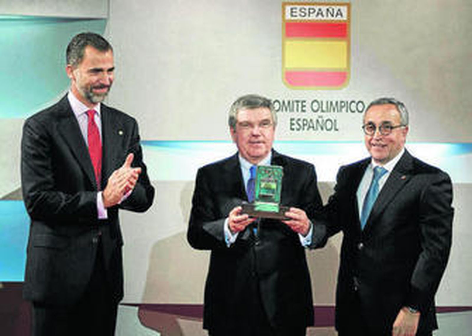 El príncipe Felipe, el presidente del COI, Thomas Bach, y el presidente del COE, Alejandro Blanco.