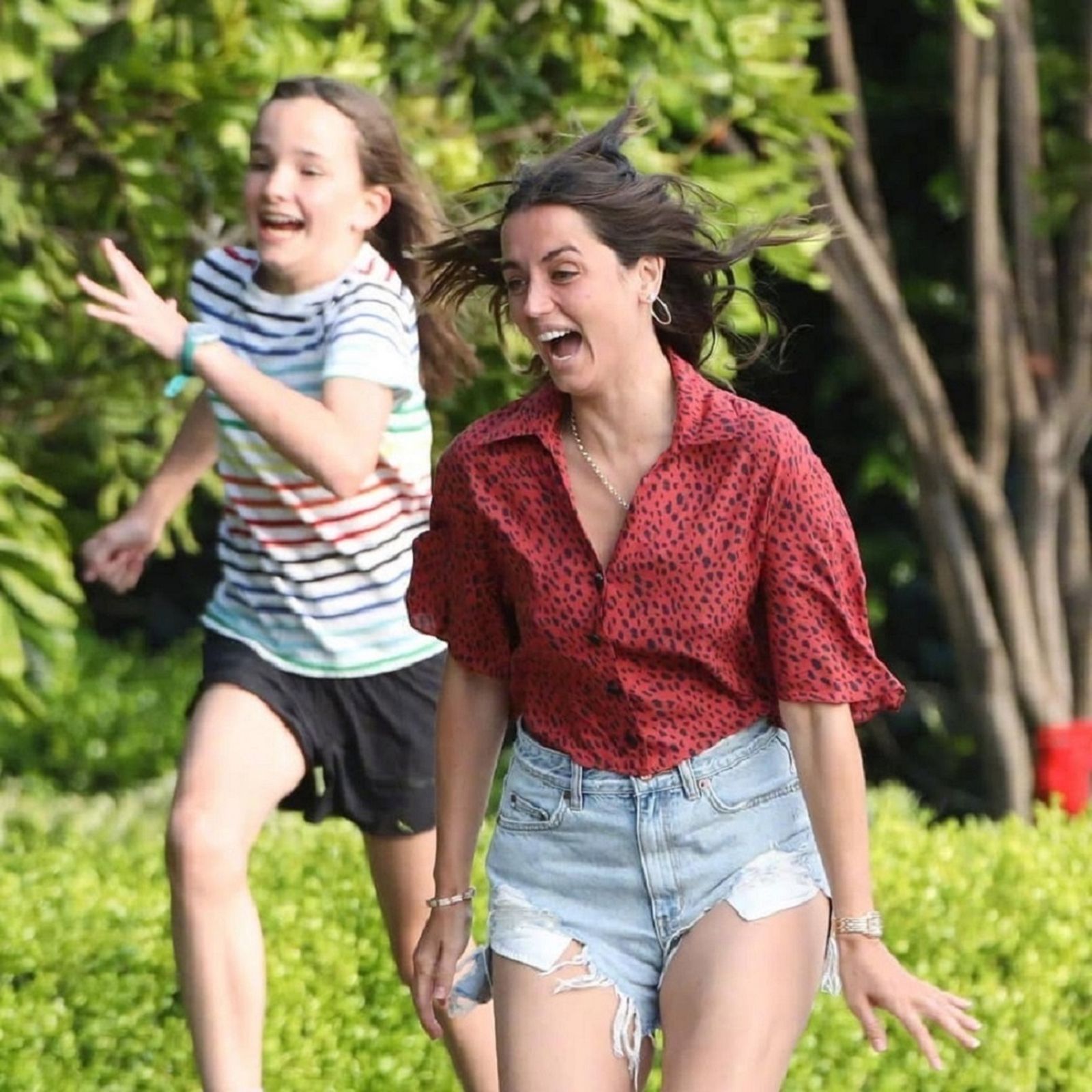 Ana, jugando con los niños de su novio.