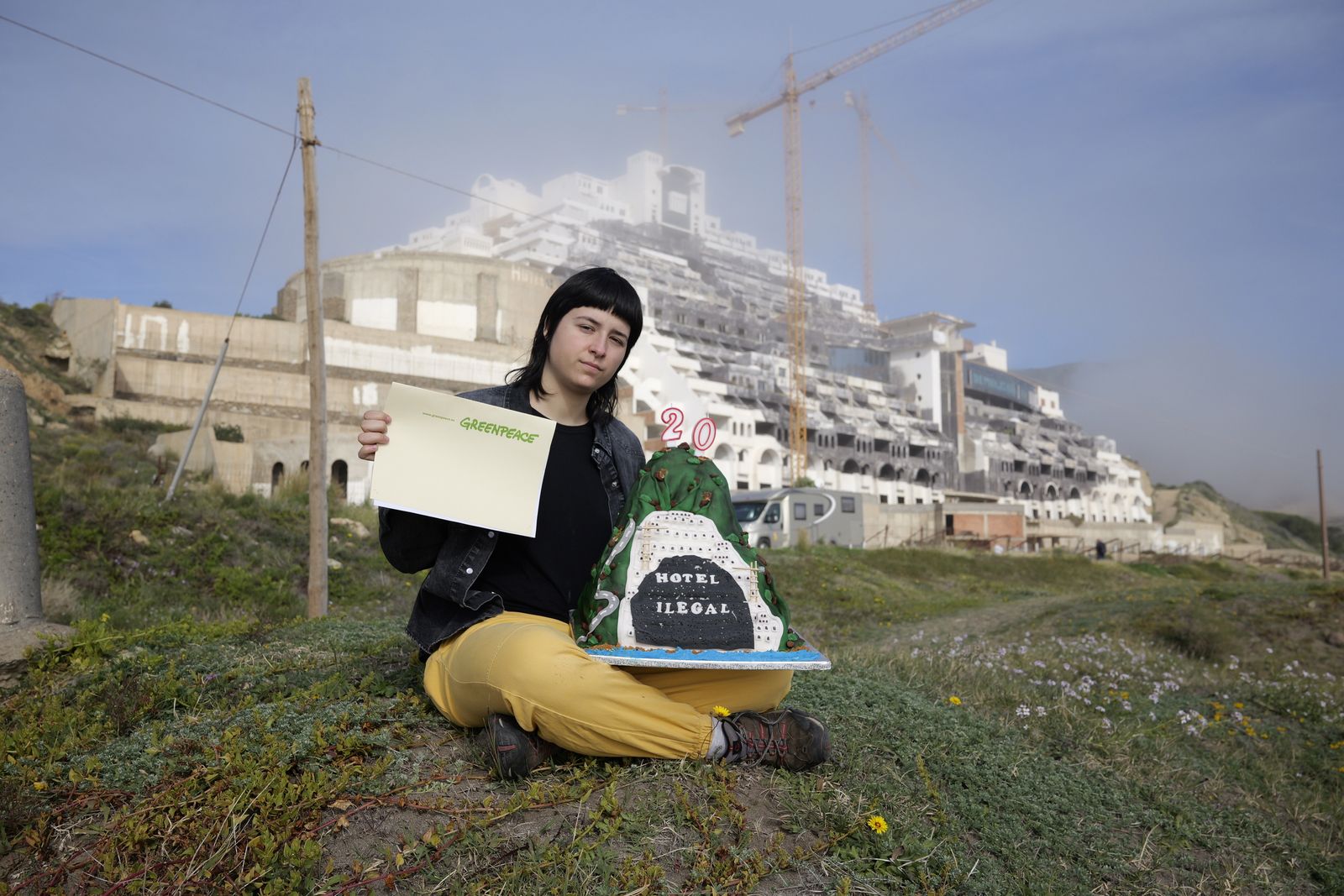 Greenpeace ha entregado al alcalde de Carboneras una tarta con la forma del hotel del Algarrobico.