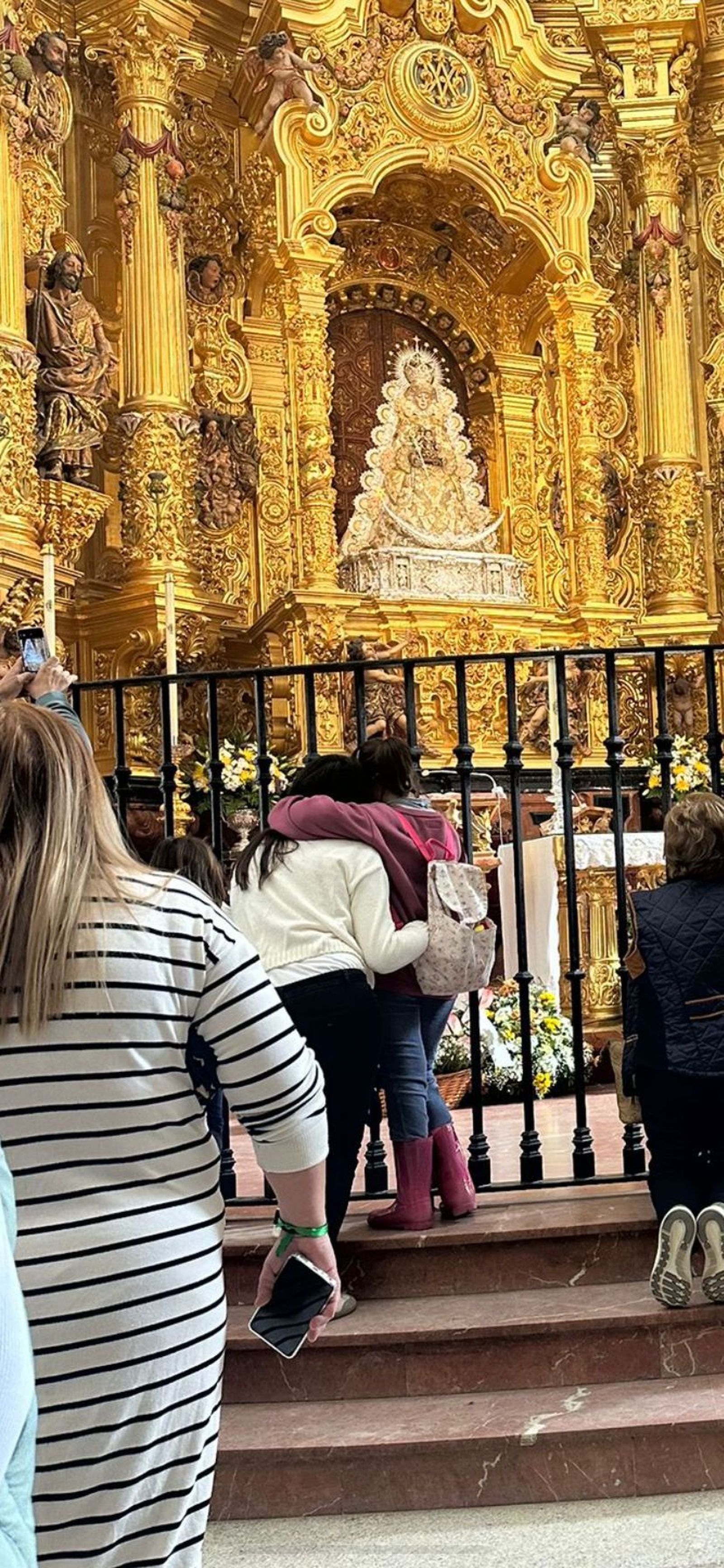 La peña Sevillistas en Xerez regala ilusión en El Rocío a niños del Hospital de Jerez