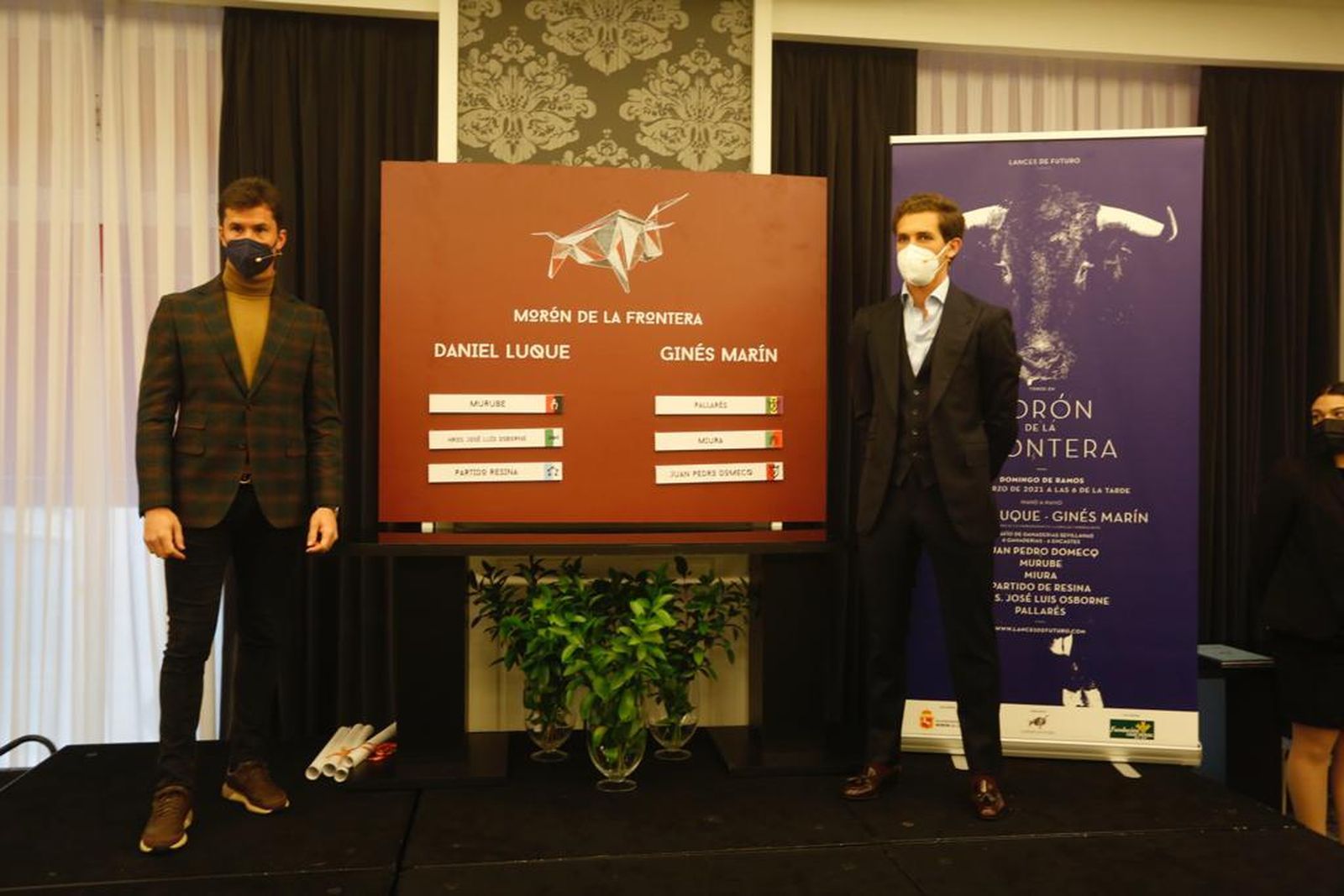 Daniel Luque y Ginés Marín junto al cartel de la corrida en Morón.