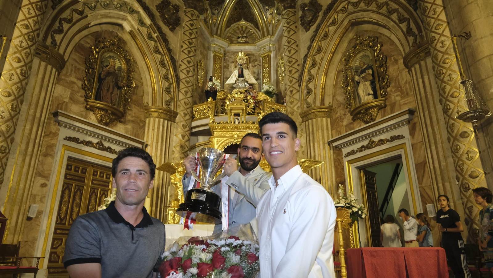 Ofrenda de la U.D. Almería a la Virgen del Mar, por el ascenso a la Liga Santander de Fútbol