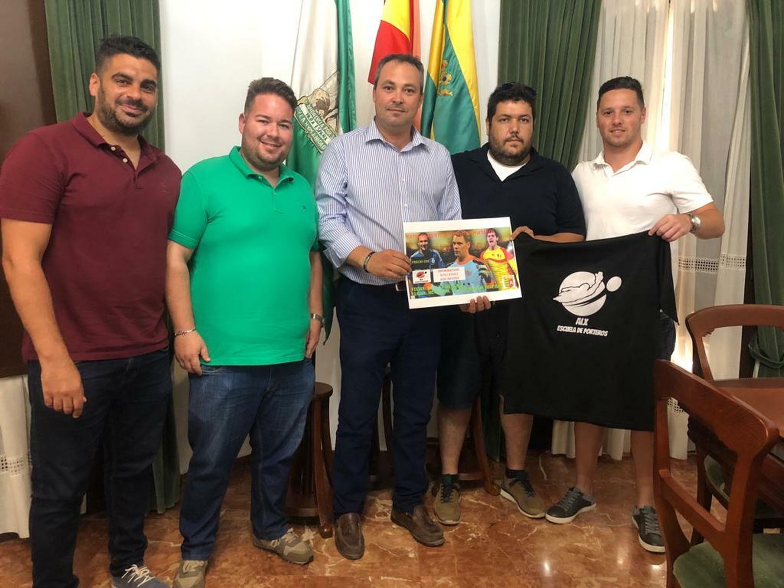 El alcalde paternero, Andrés Díaz (c), posa con los promotores del evento.