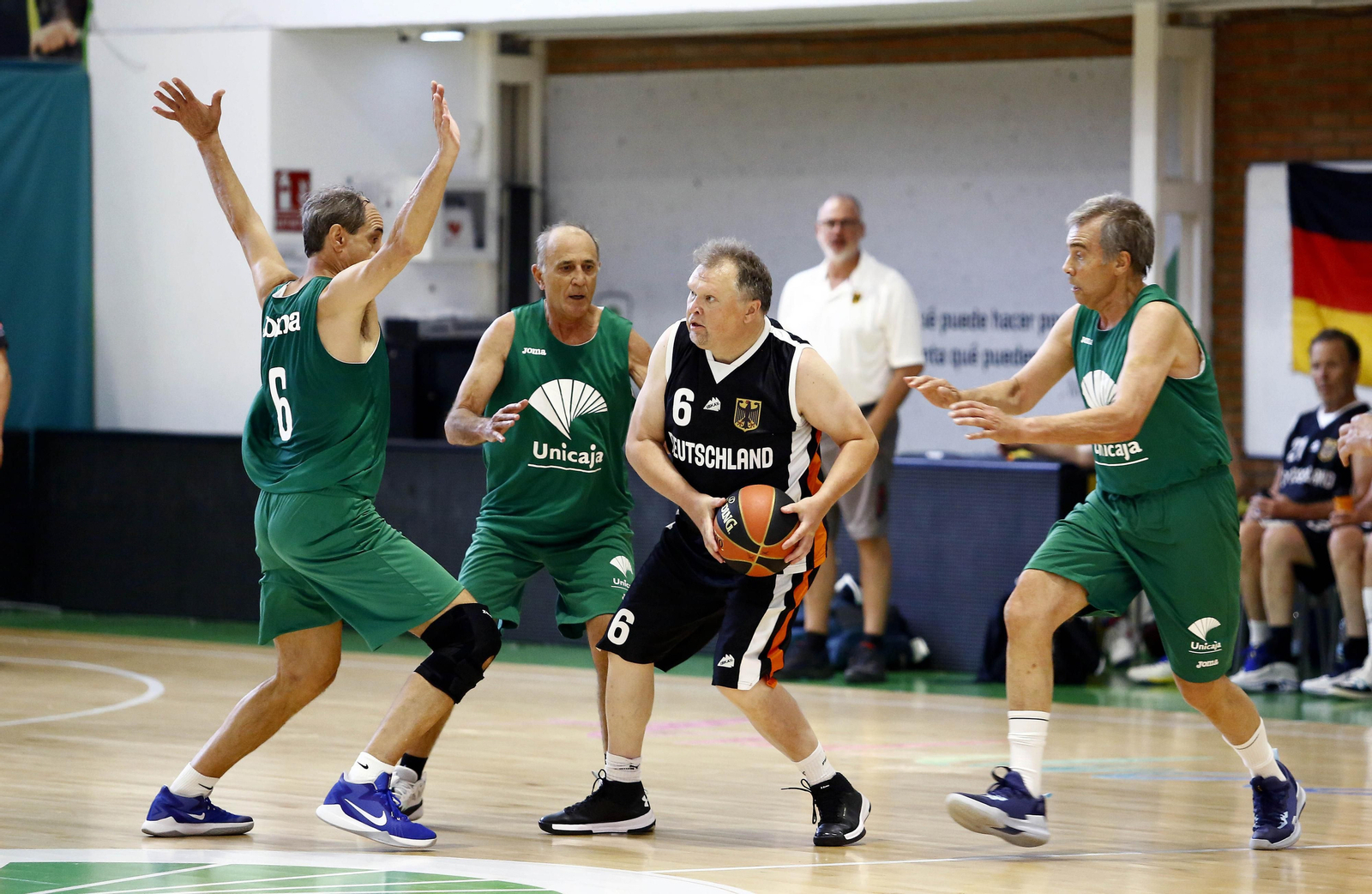 El debut del Unicaja +60 en el FIMBA, en fotos