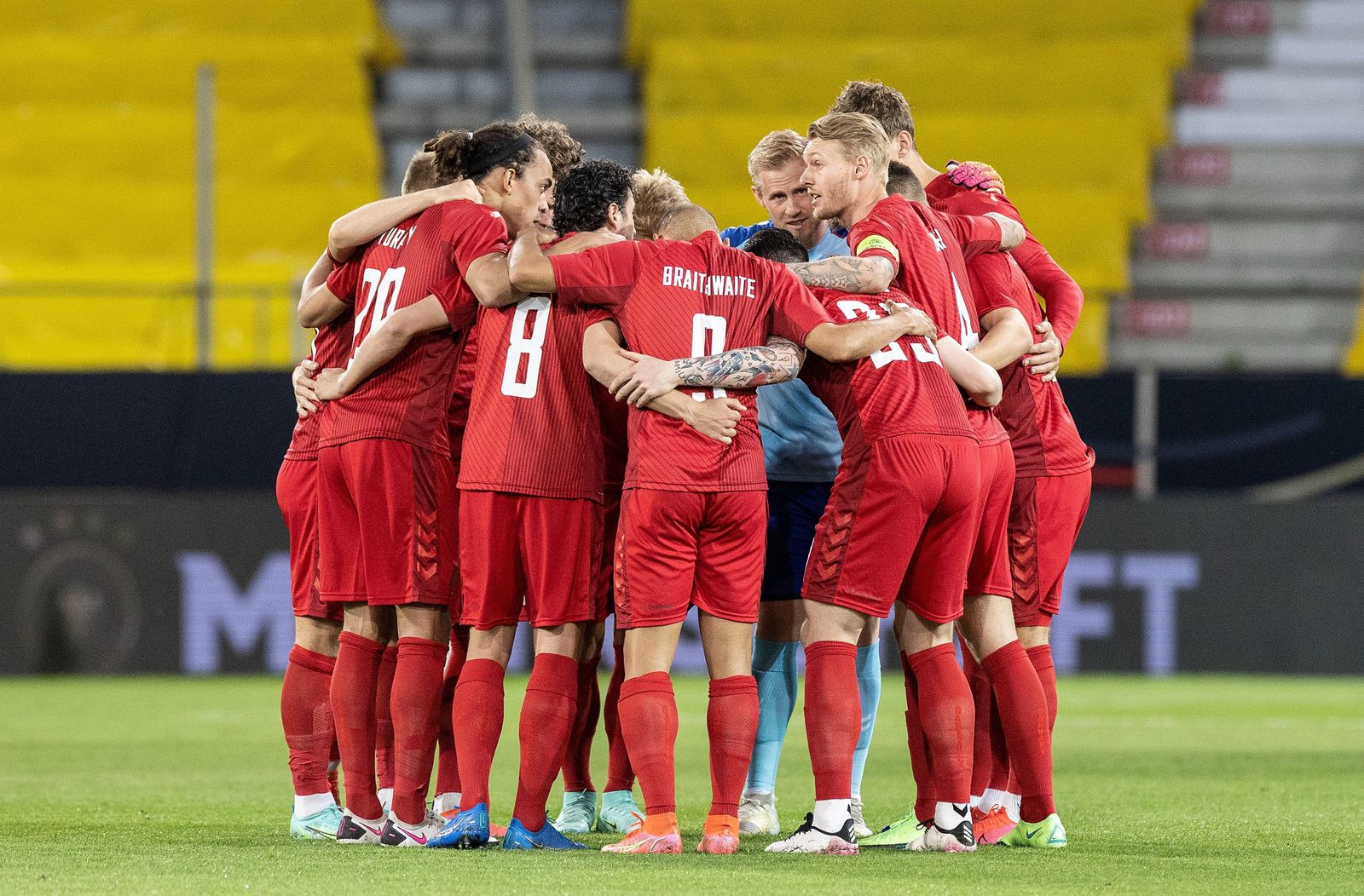 Dinamarca golea a Rusia y se queda la plaza de octavos (1-4)