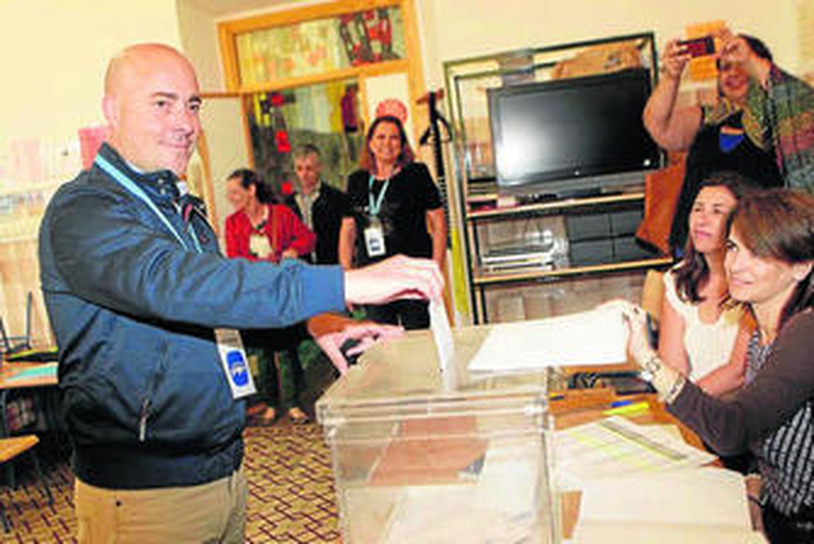 Nacho Macías, en el momento de ejercer el voto, el pasado domingo.