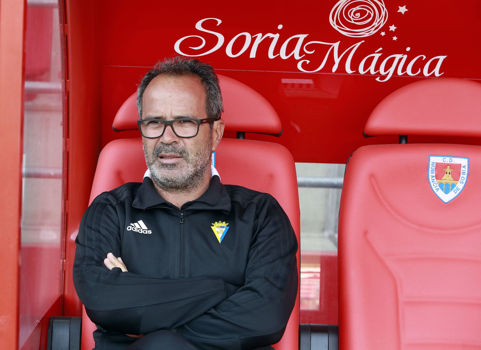 Álvaro Cervera observa a su equipo desde el banquillo visitante del Nuevo Los Pajaritos.