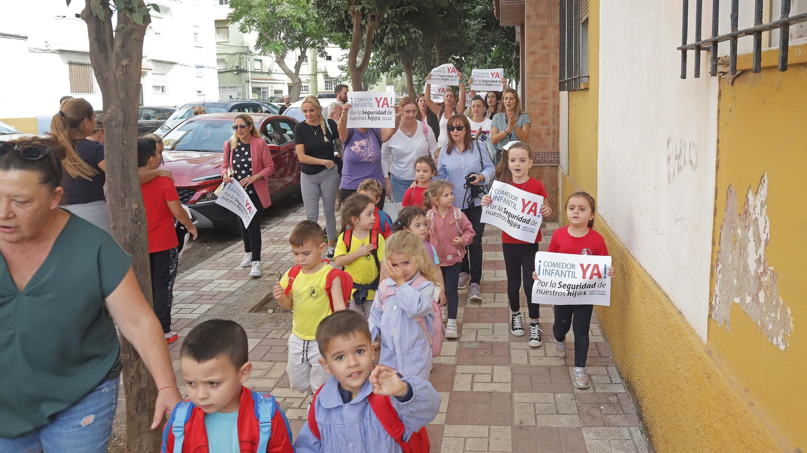 Fotos de las protestas de padres y alumnos del CEIP Isabel la Católica en La Línea