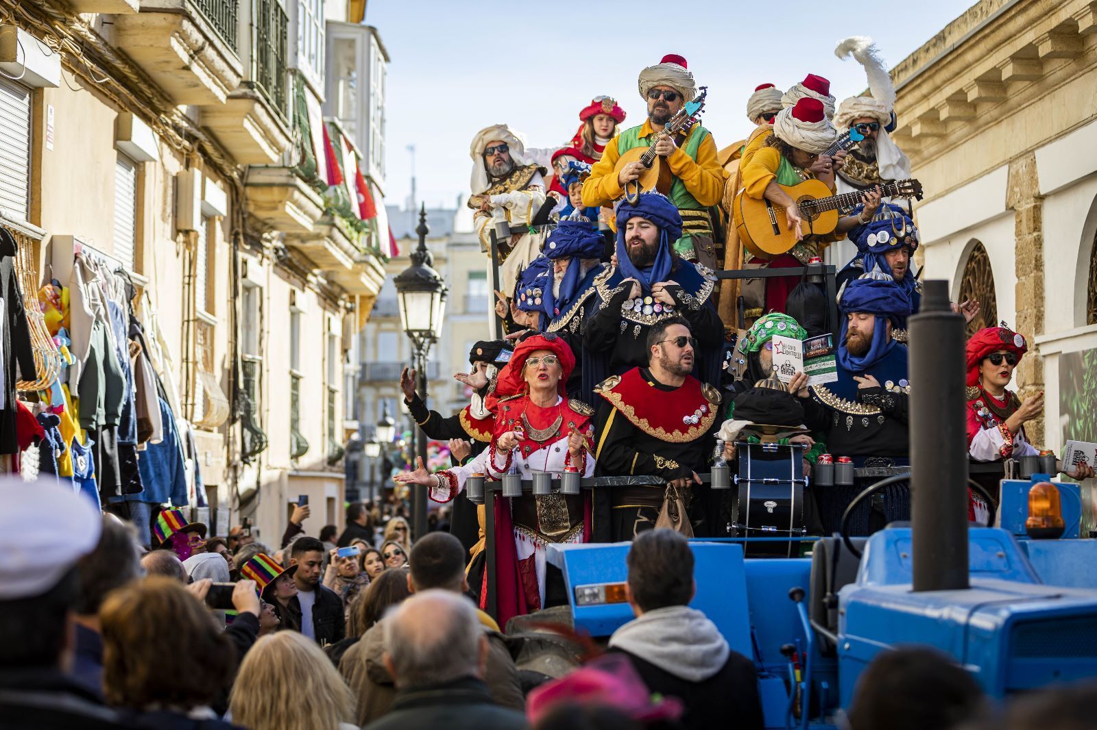 Las imágenes del Domingo de Piñata del Carnaval de Cádiz 2023.