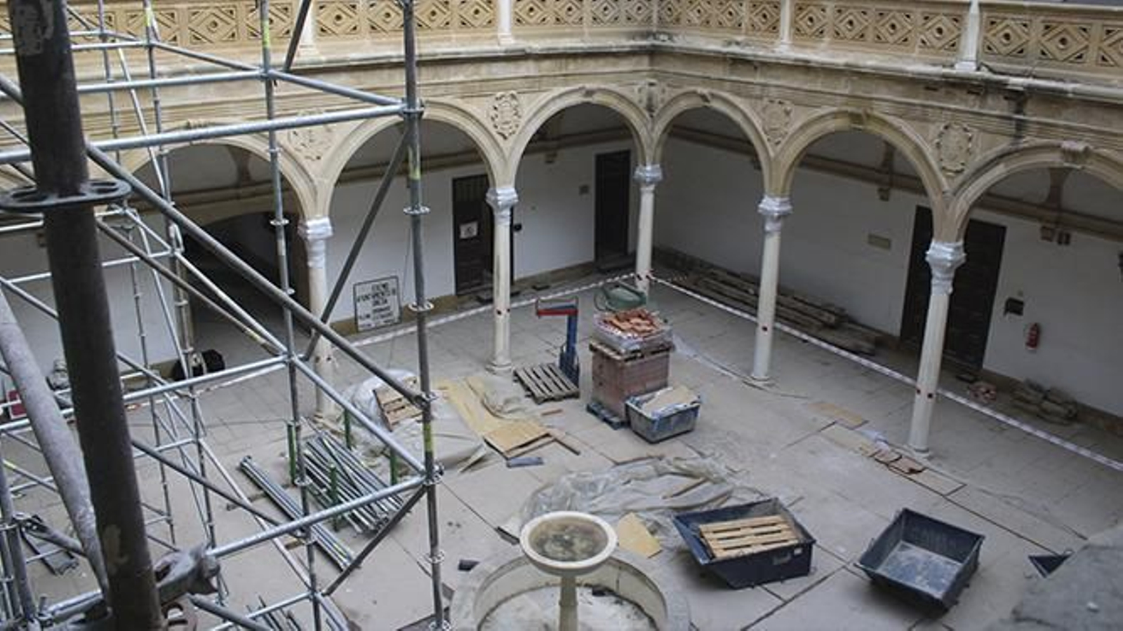 Andamiaje y materiales de obra en el Palacio Vázquez de Molina, rehabilitado a medias.