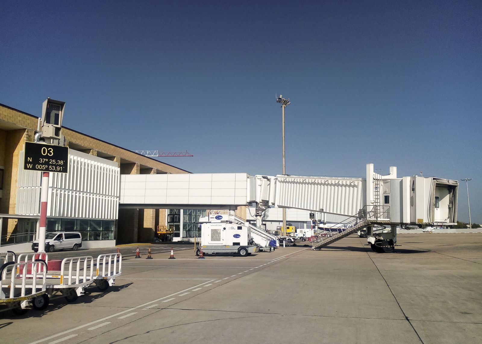 Una de las pasarelas de embarque actuales del Aeropuerto de Sevilla.