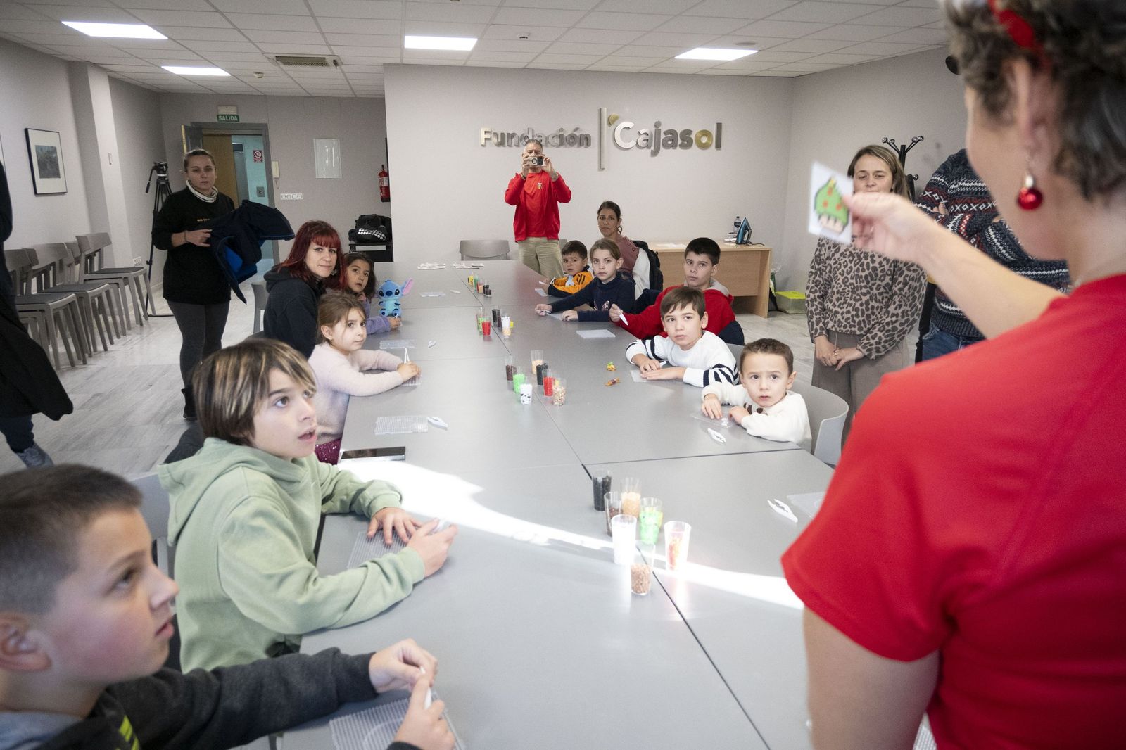 Las fotografías el taller que ofrece la Fundación Cajasol más espectáculo variado con Triky Trake