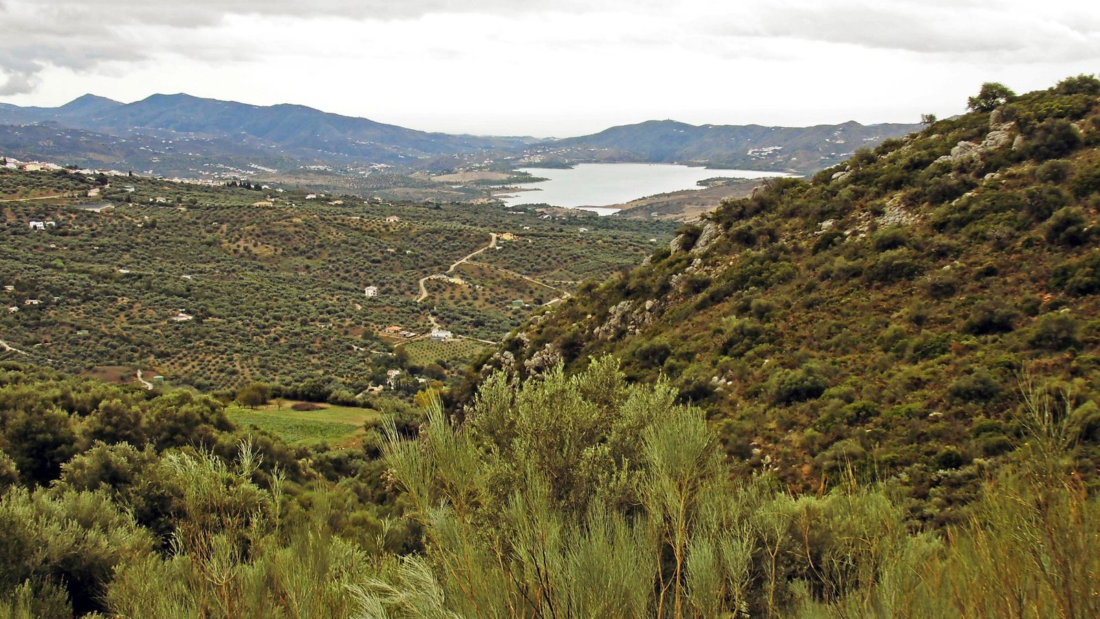 El pantano de la Viñuela visto desde la lejanía.