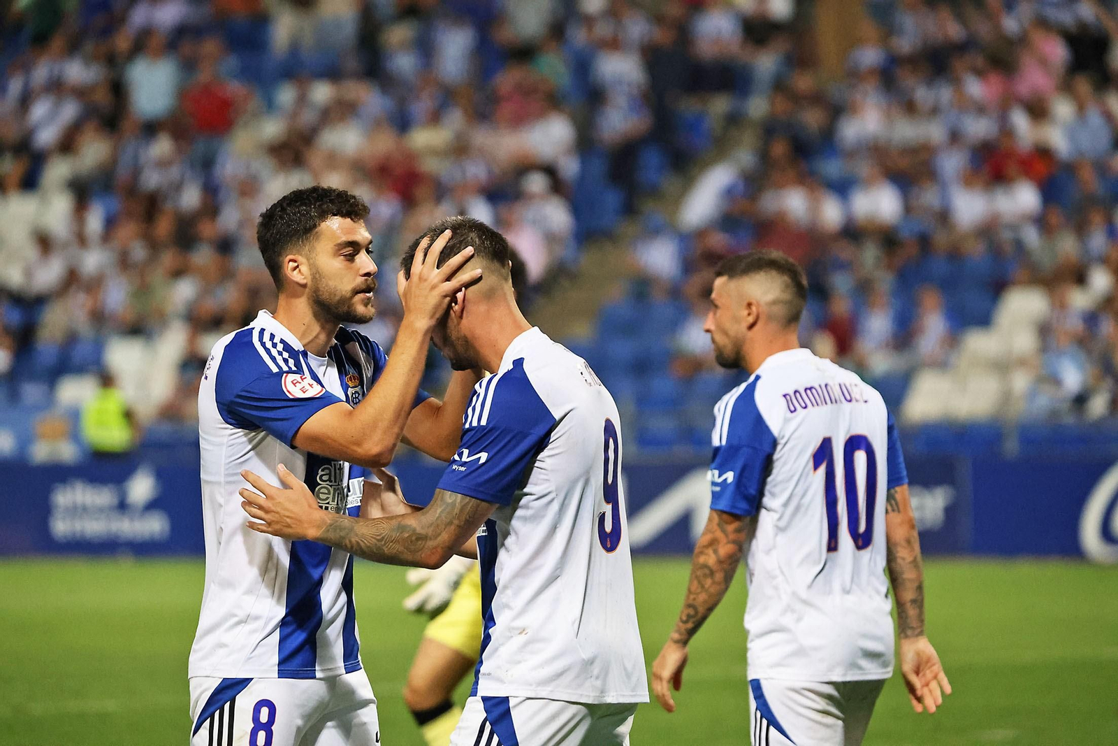 Luis Alcalde felicita a Caye Quintana por su gol ante el Sevilla Atlético.