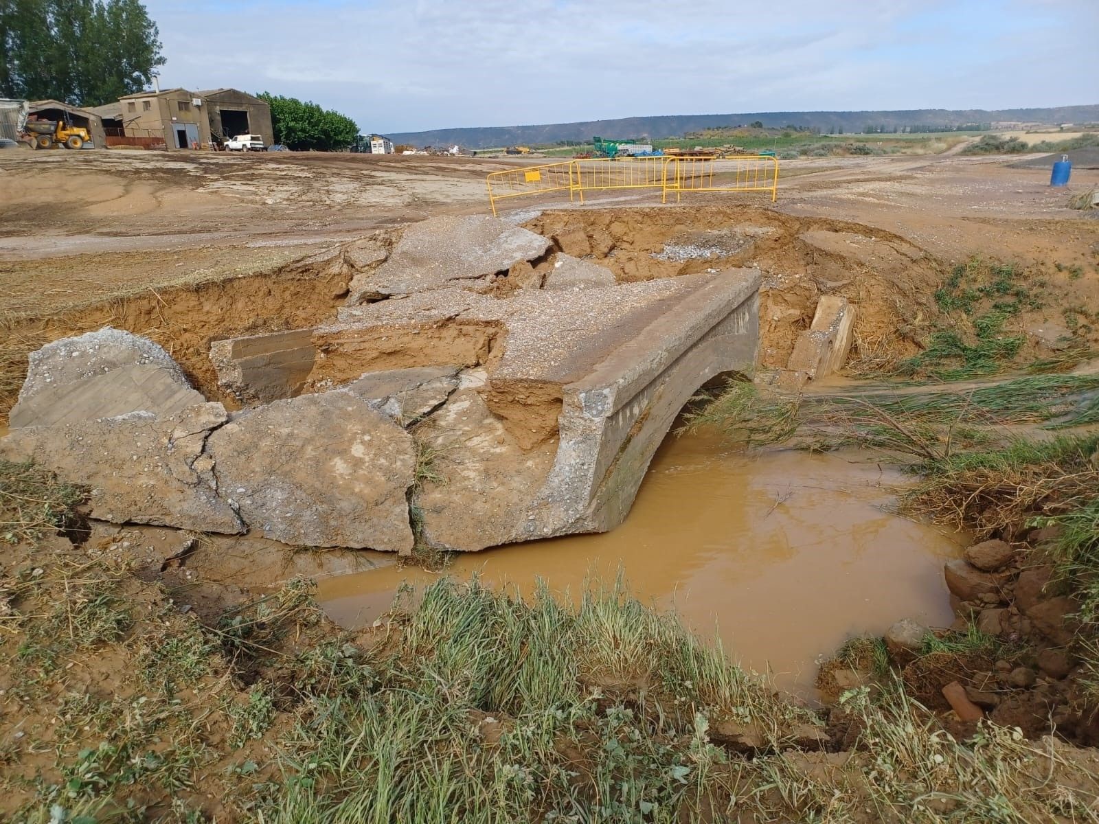 Estado de uno de los puentes tras la lluvia  en la zona de Monzon.