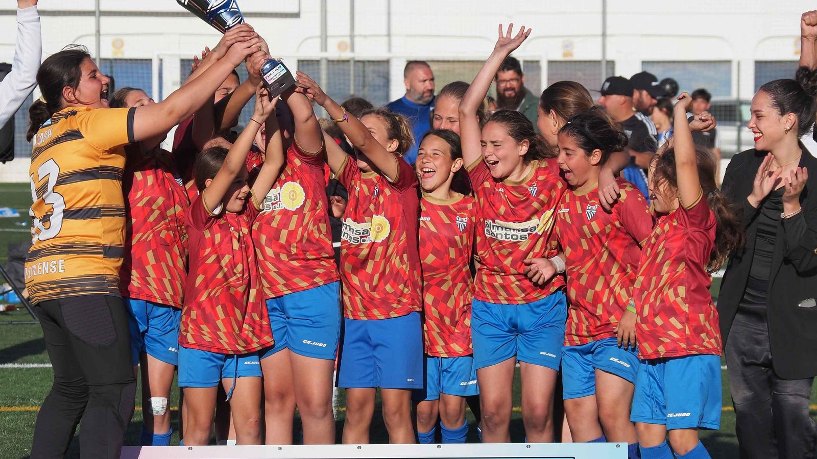 Las pequeñas del CD Iliplense festejan el subcampeonato logrado en Isla Cristina Las pequeñas del CD Iliplense festejan el subcampeonato logrado en Isla Cristina