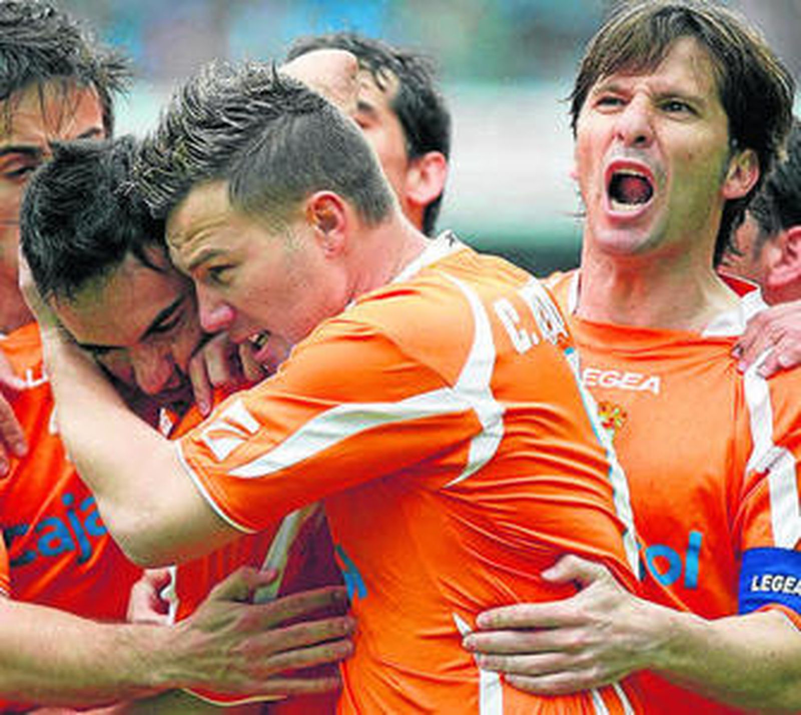 Momo recibe la felicitación de sus compañeros tras uno de sus goles.