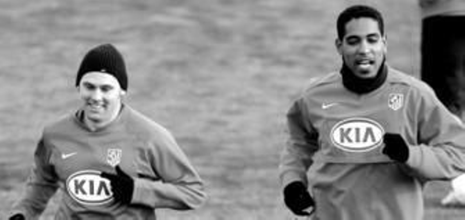 El brasileño Cléber Santana (d) podría ser el acompañante, en el centro del campo, de Raúl García para el partido del sábado con el Recreativo.