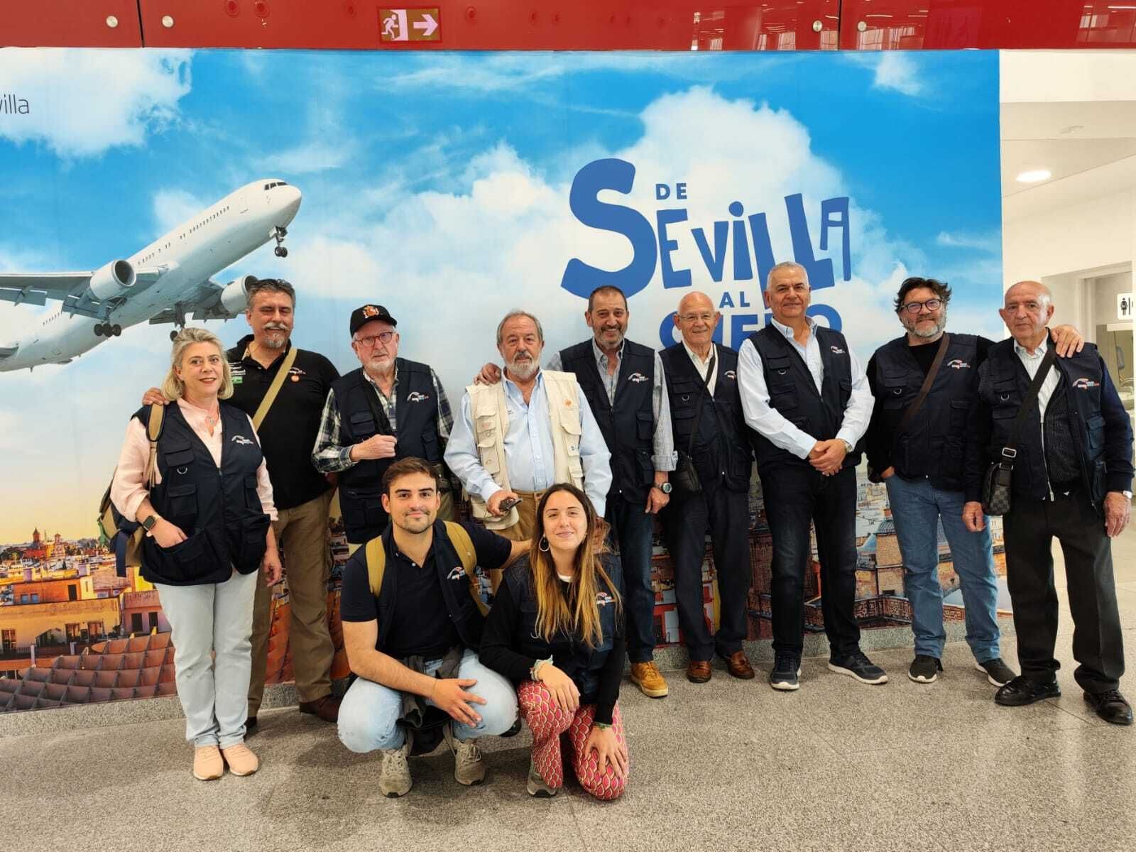 El grupo de cooperantes, antes de viajar, en el aeropuerto de Sevilla.