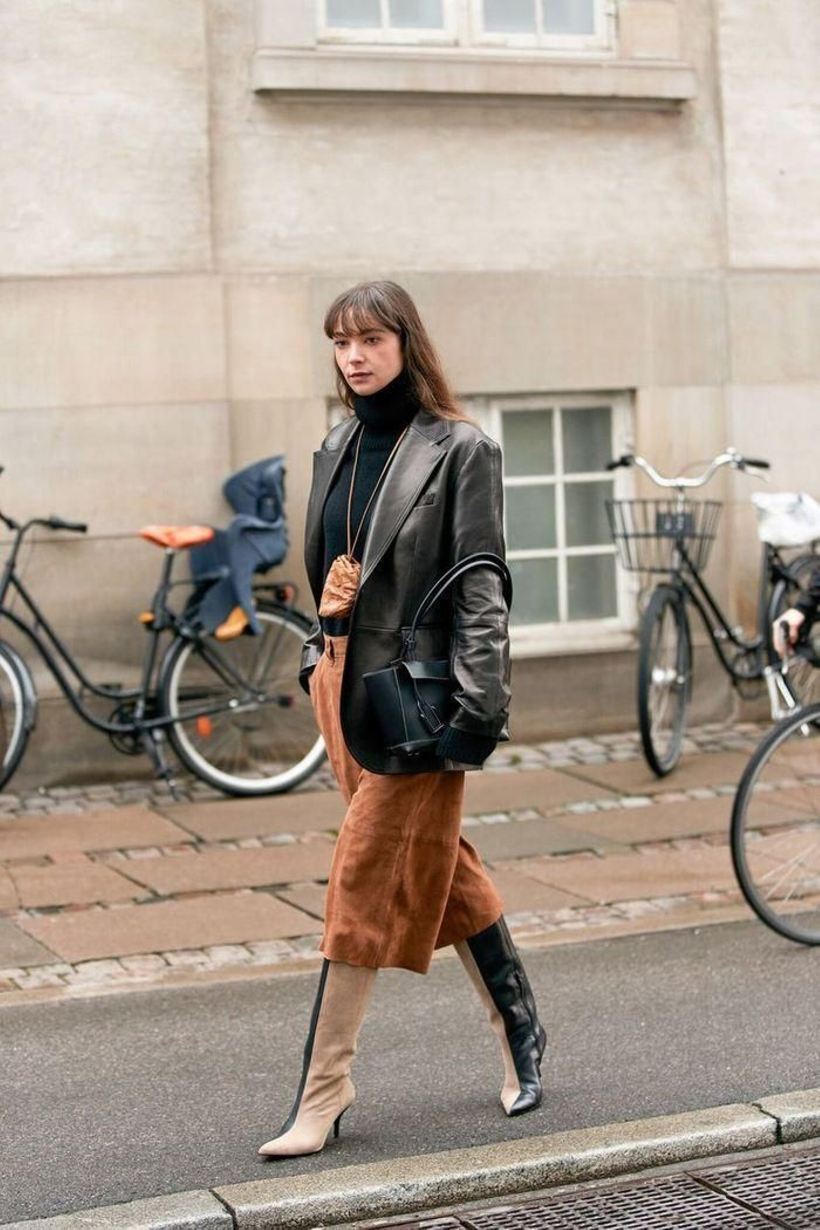 Botas bicolor para un look de otoño con mucho estilo.