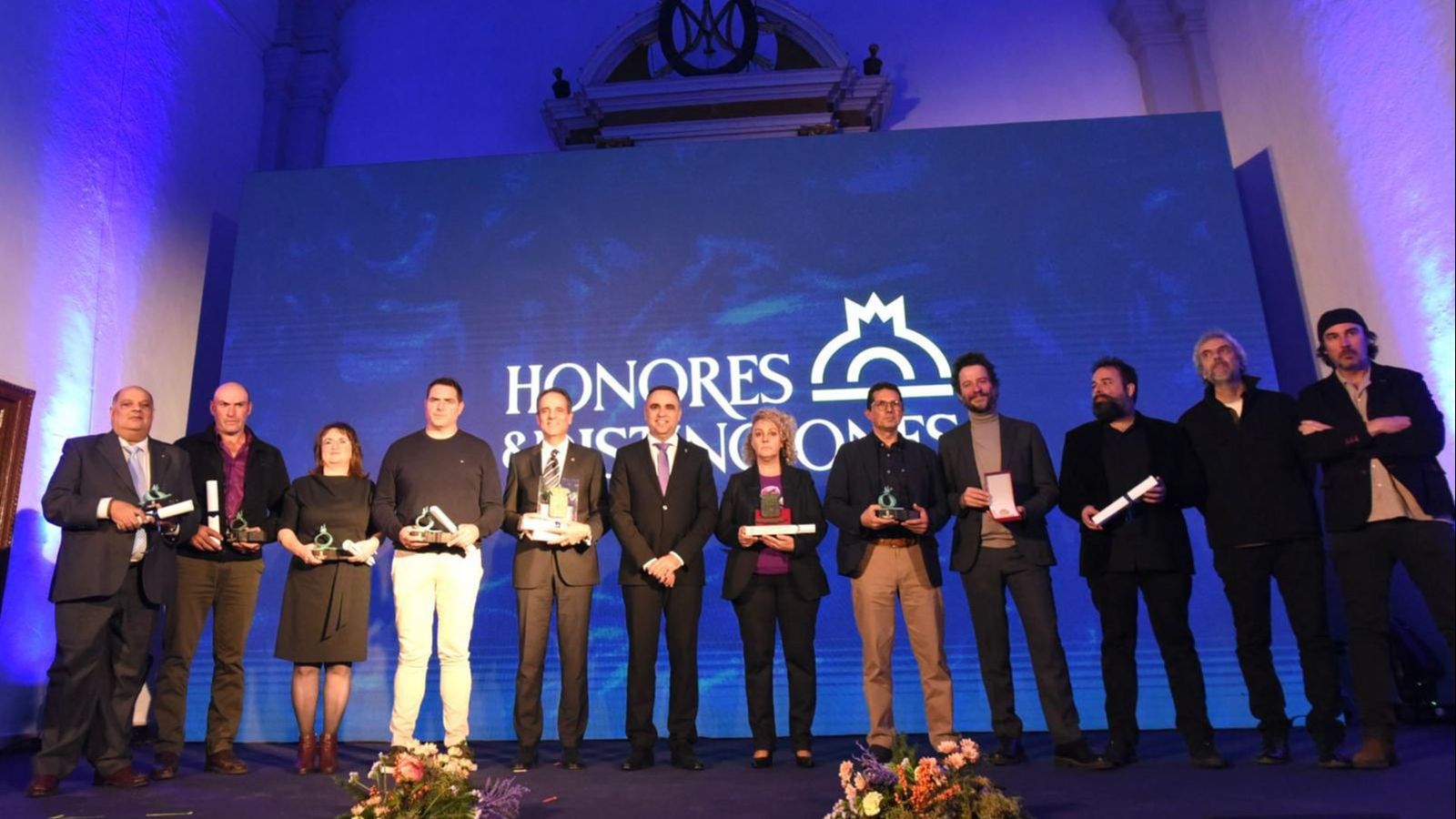 Foto de familia de todos los premiados durante la gala de Honores y Distinciones de la Diputación de Granada