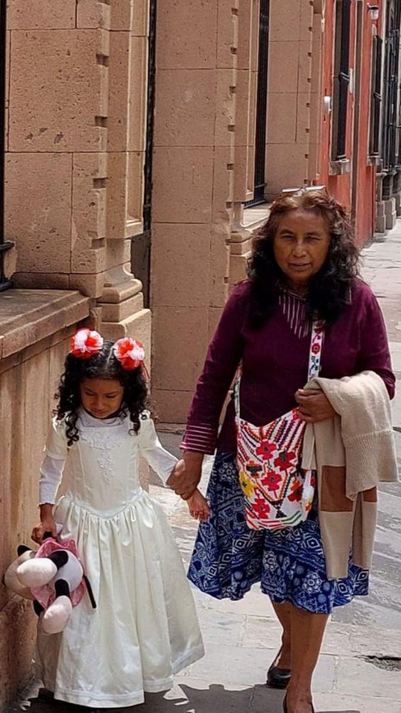 Mujer con su hija por el centro de San Luis Potosí Mujer con su hija por el centro de San Luis Potosí