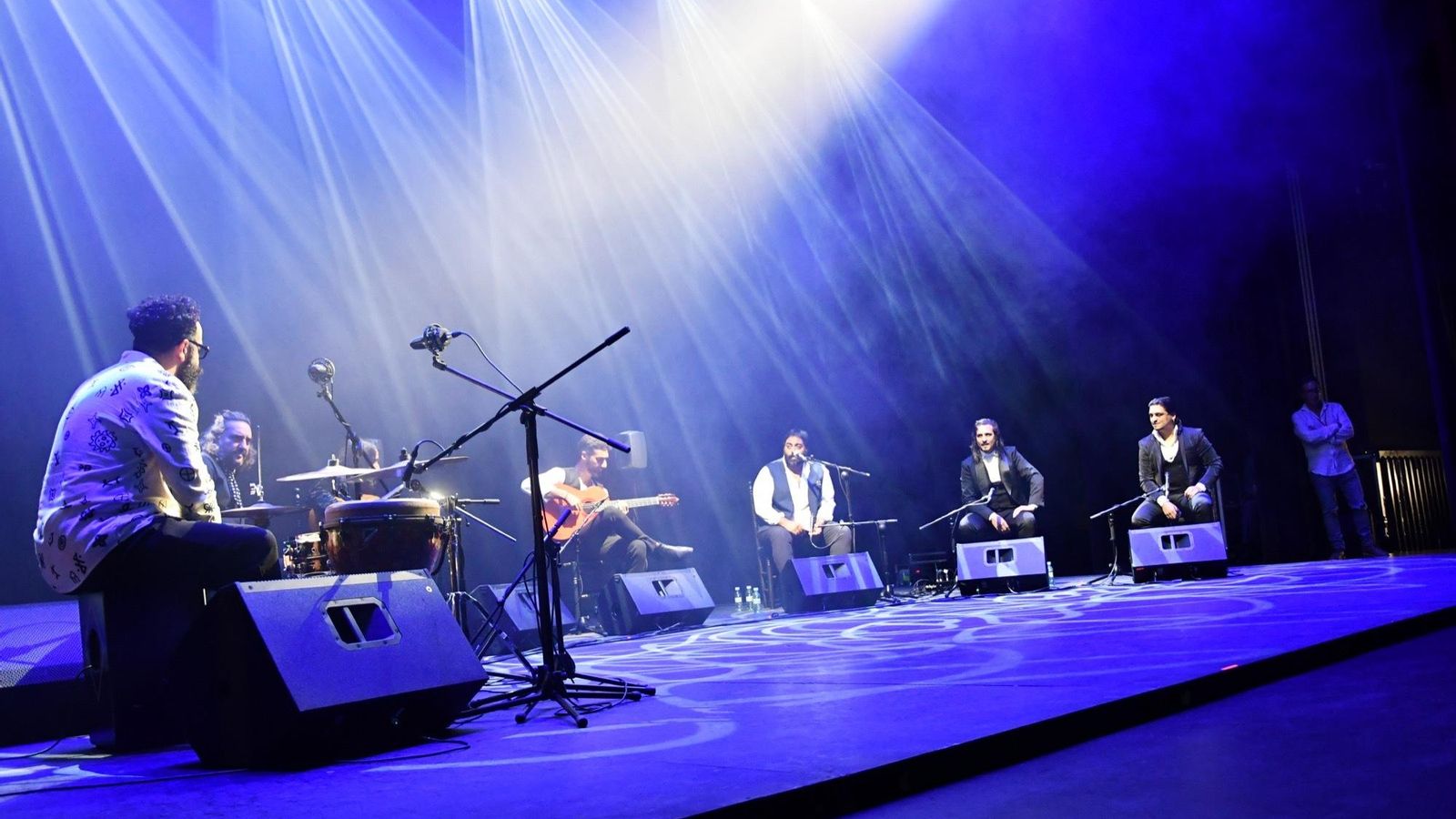 El sexteto al completo en el escenario del teatro sanroqueño