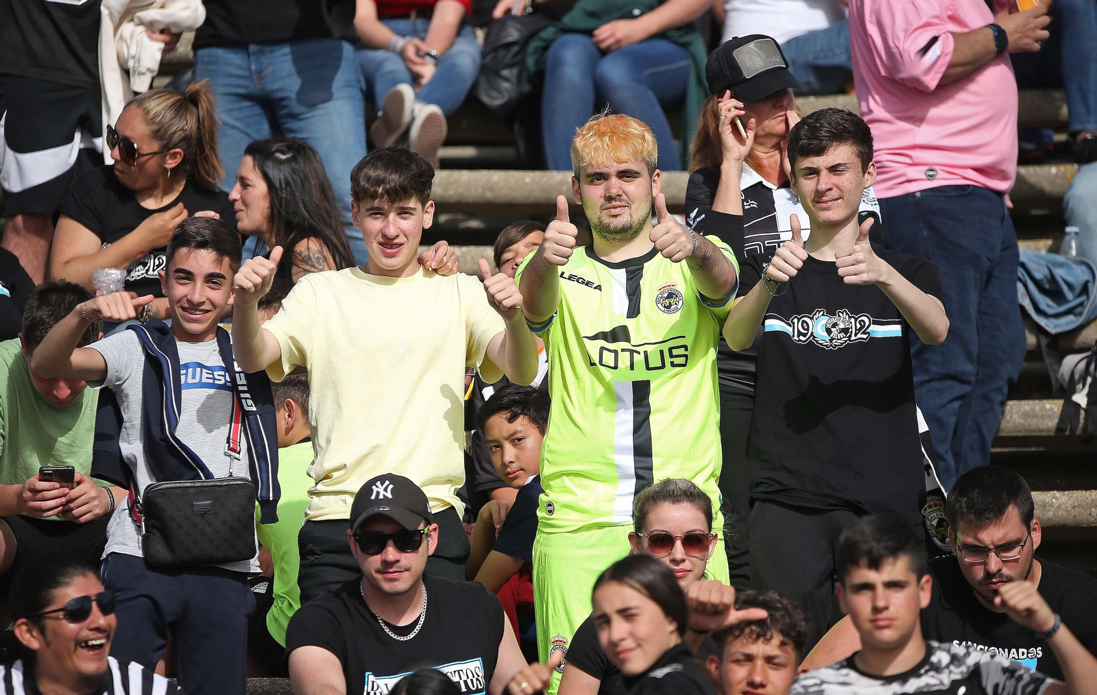 Fotos de la afición durante el Balona - Talavera en el estadio municipal de La Línea
