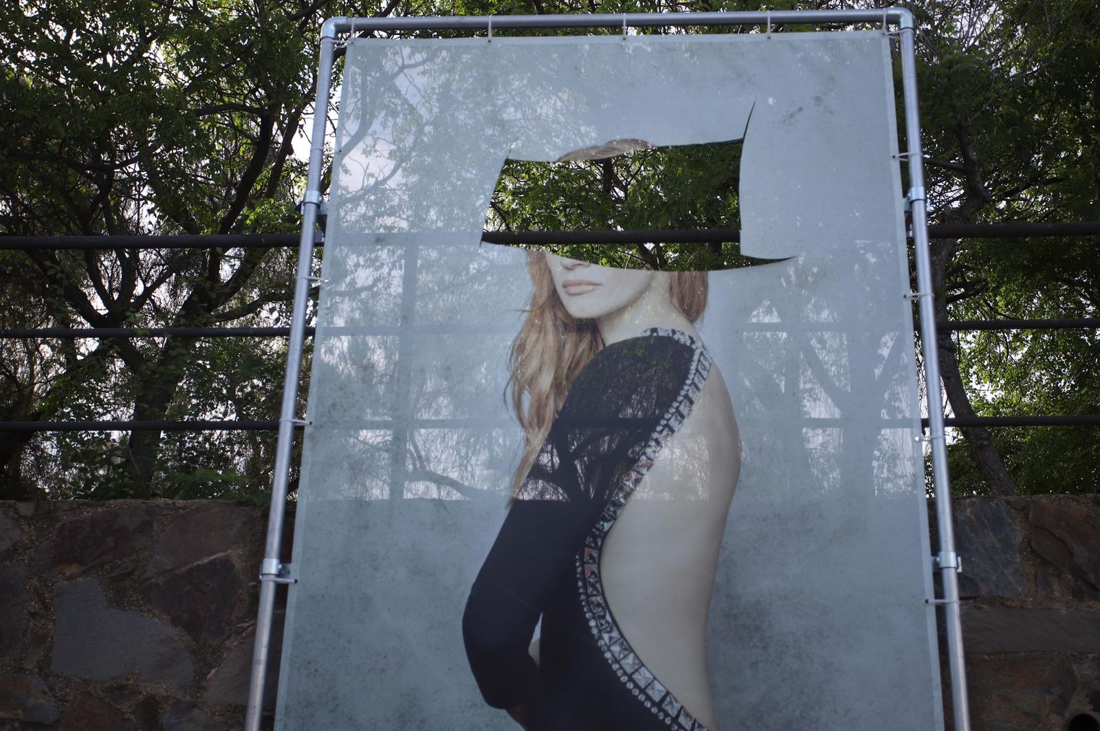 Imágenes  de los actos vandálicos en la exposición al aire libre de Jorge Fuembuena en la Avda Santa Marta