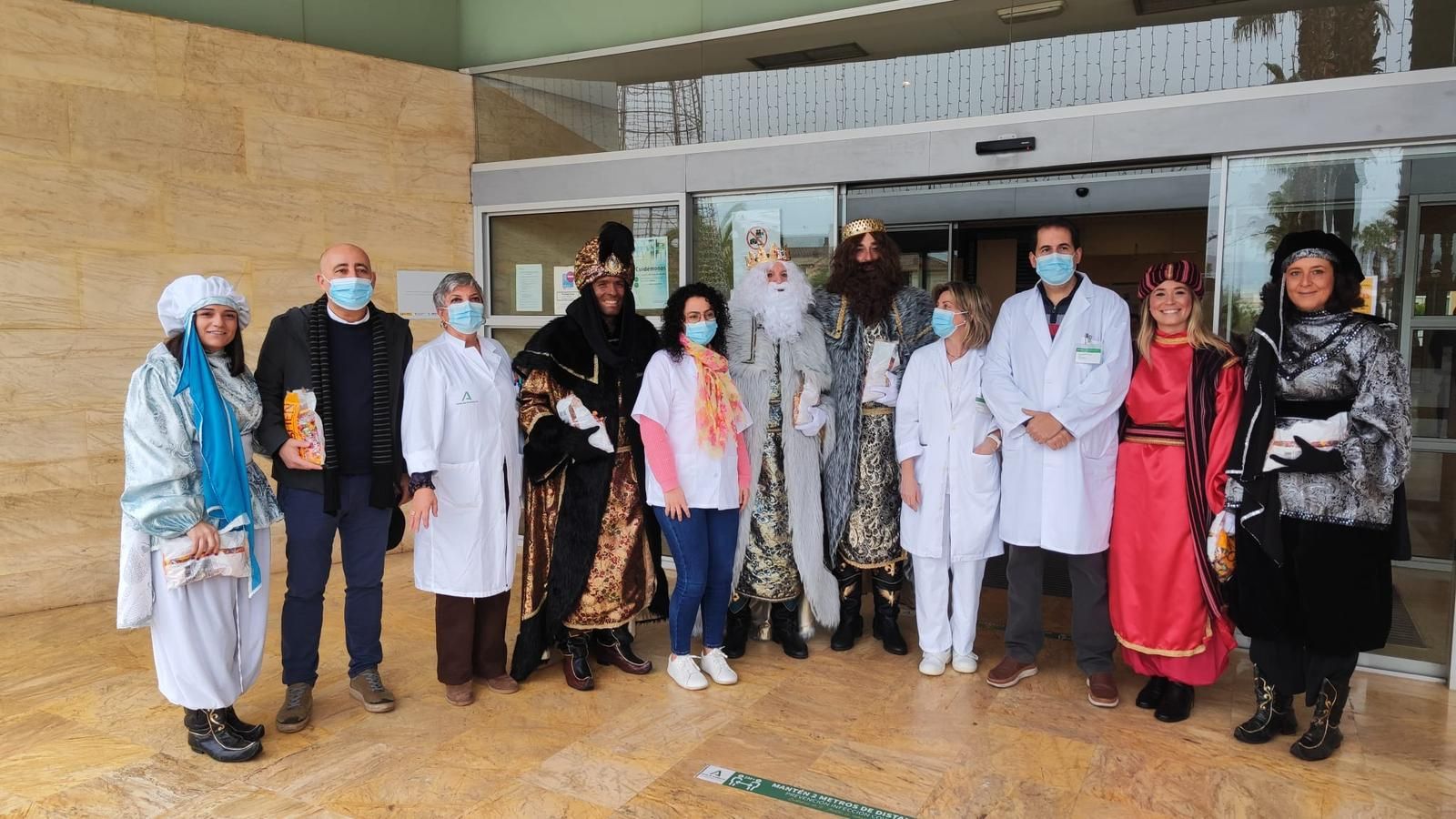 De la Residencia de Mayores a las calles: imágenes del paso de los Reyes Magos por Huércal-Overa